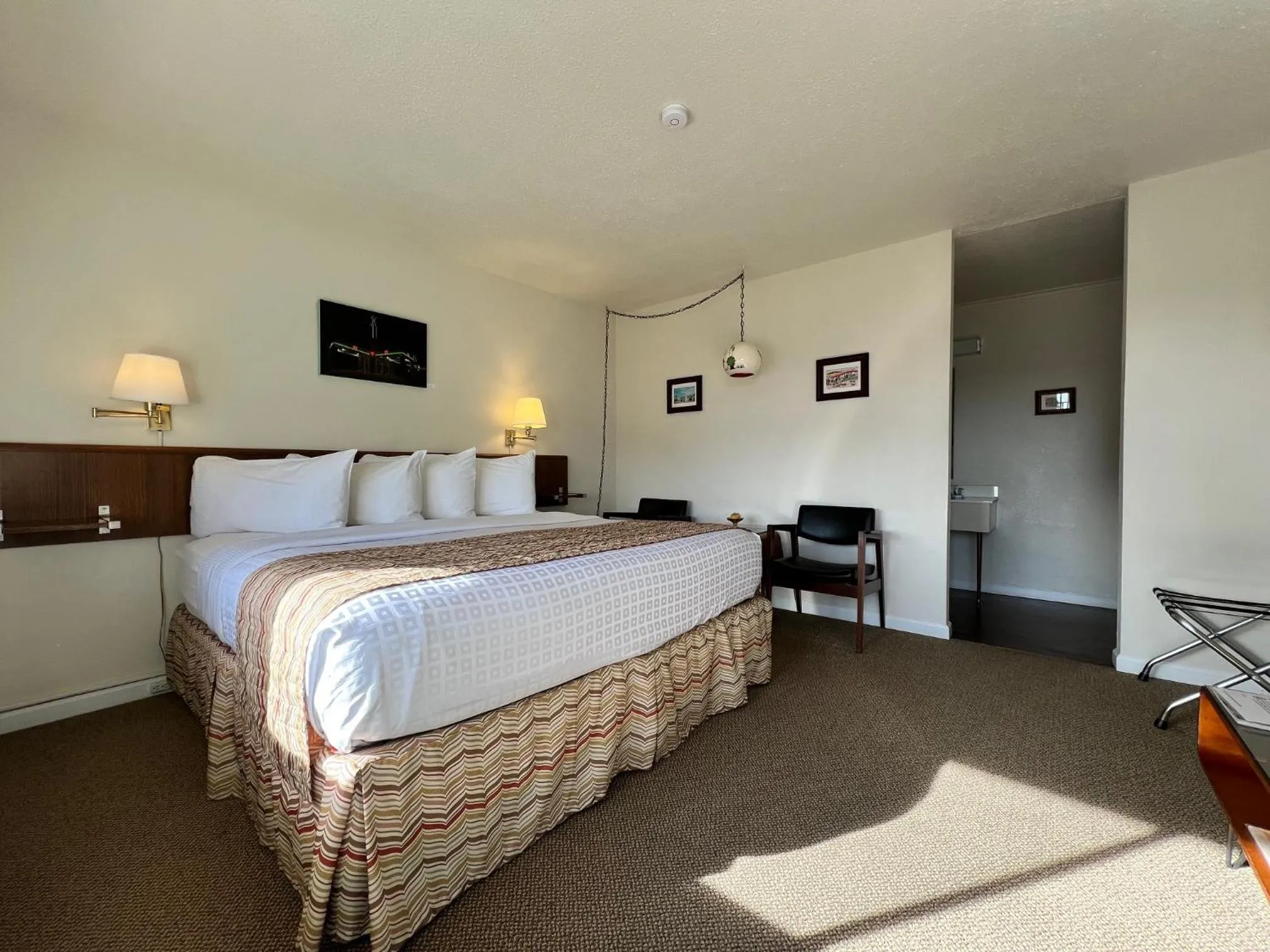 Bedroom, Bed in Roadrunner Lodge Motel