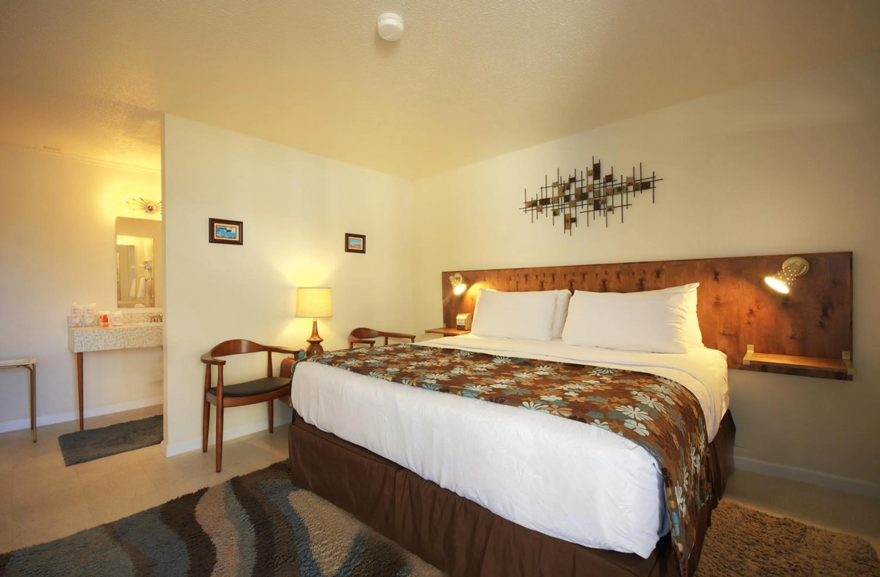 Bed in Roadrunner Lodge Motel