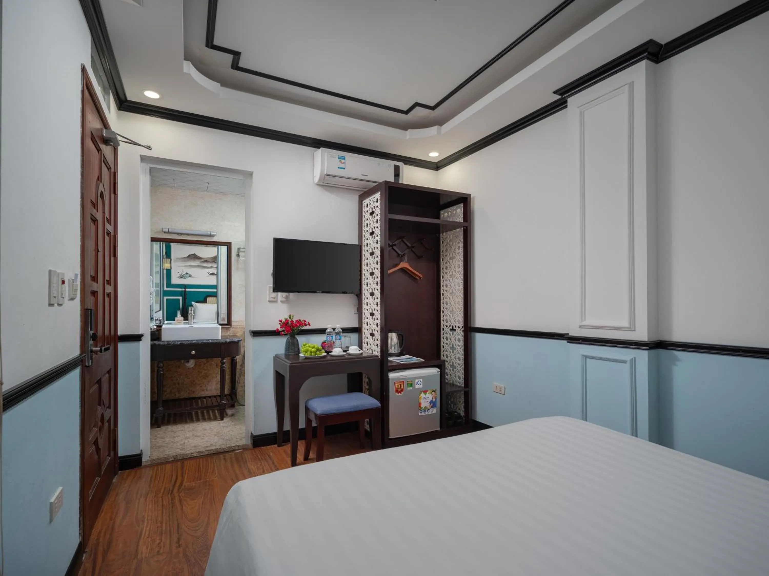 Photo of the whole room, Bed in Hanoi Chic Boutique Hotel