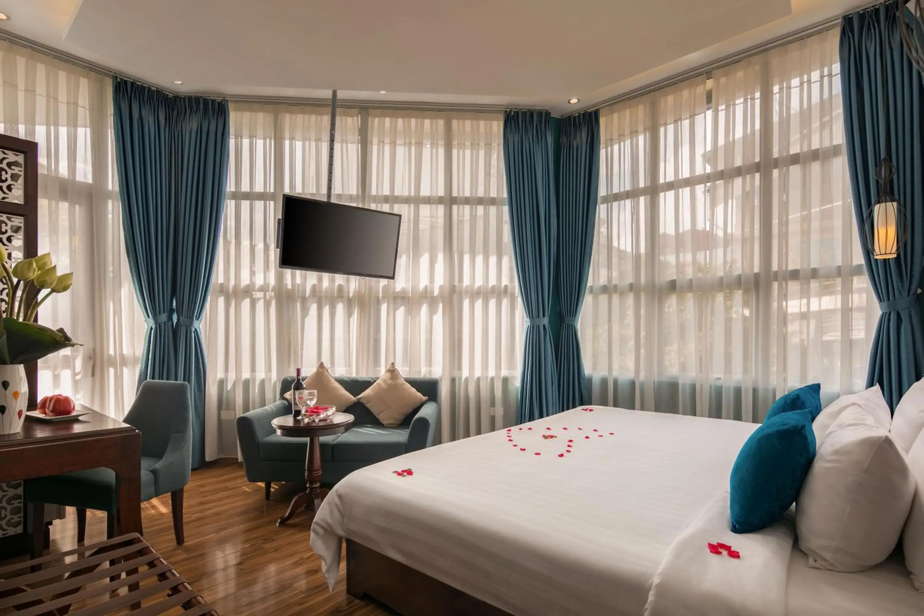 Photo of the whole room, Bed in Hanoi Chic Boutique Hotel Photo of the whole room, Bed in Hanoi Chic Boutique Hotel