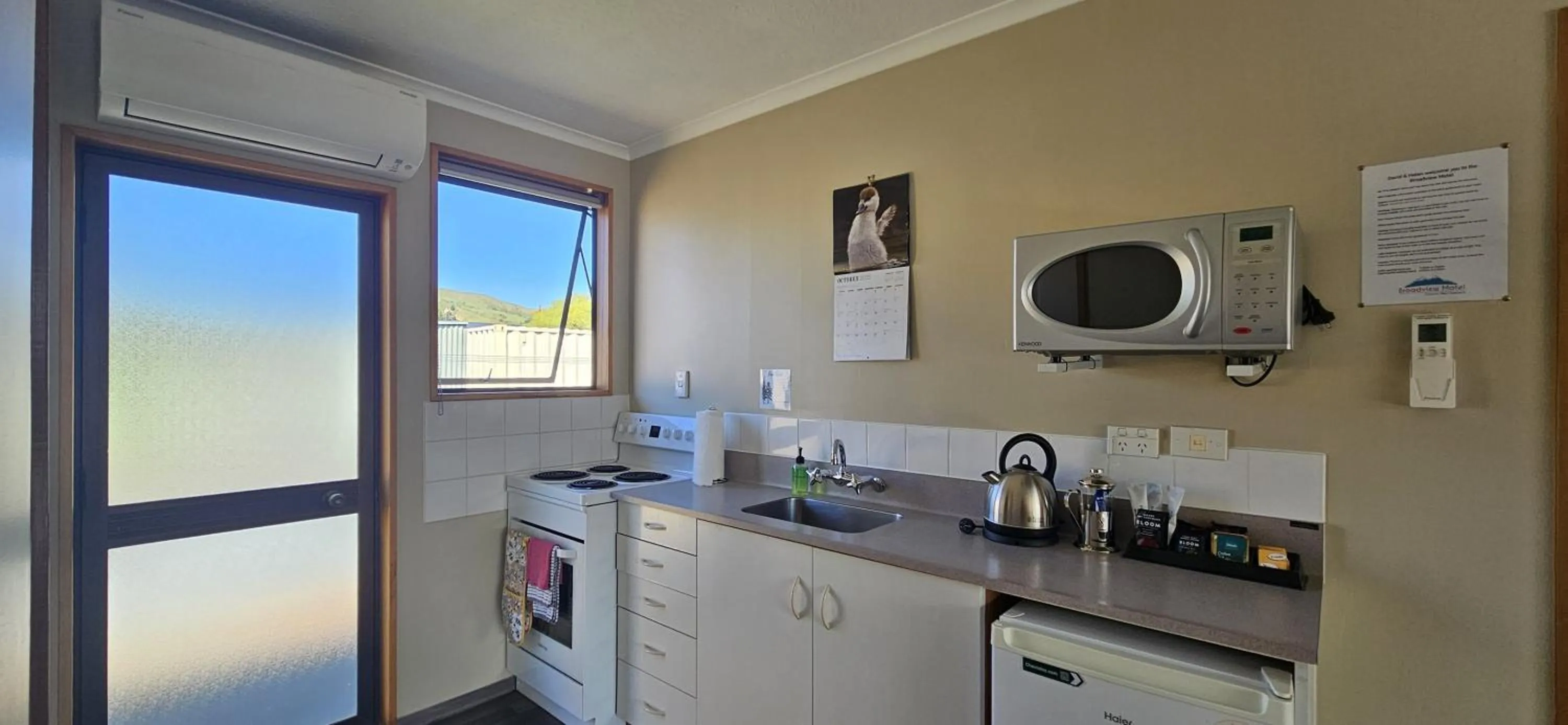 Coffee/tea facilities in Broadview Motel