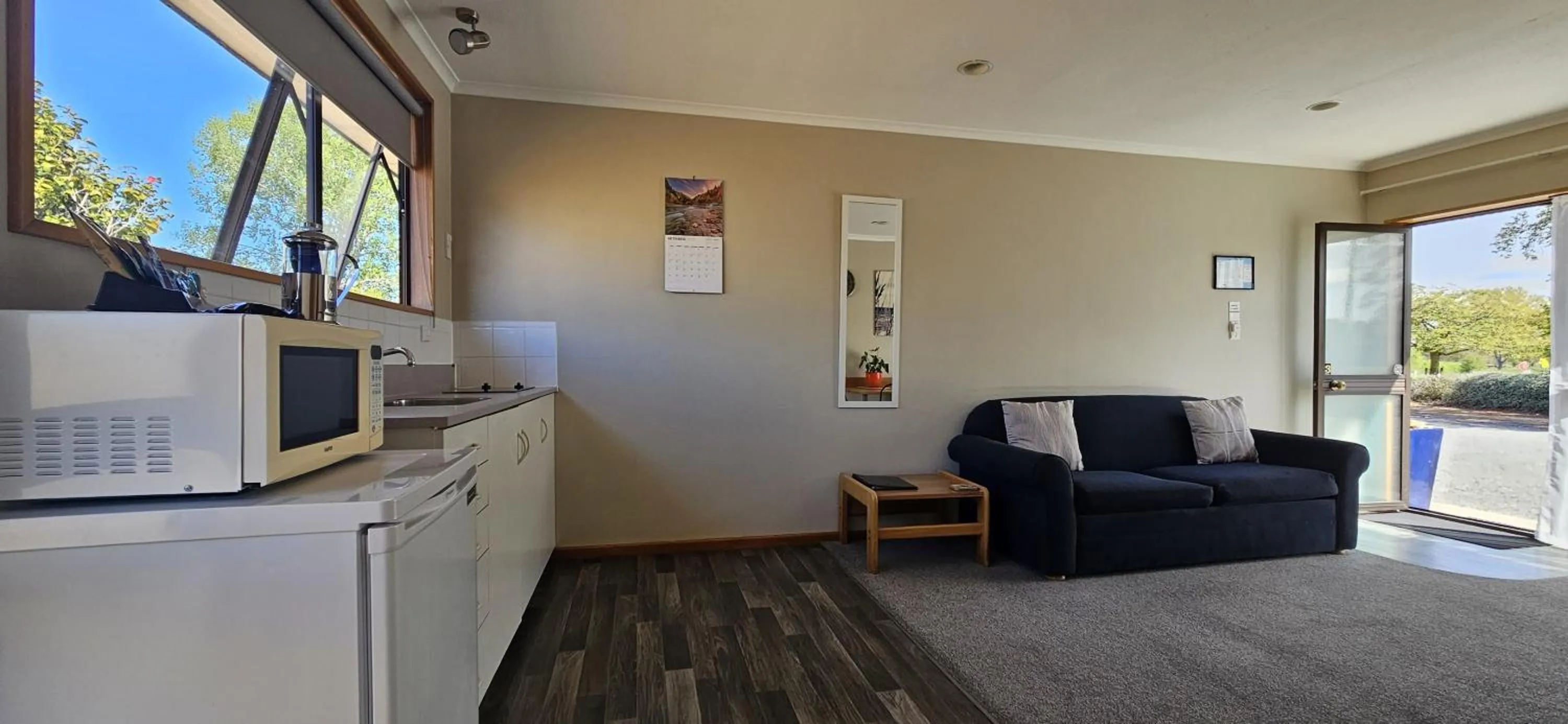 Kitchen or kitchenette in Broadview Motel