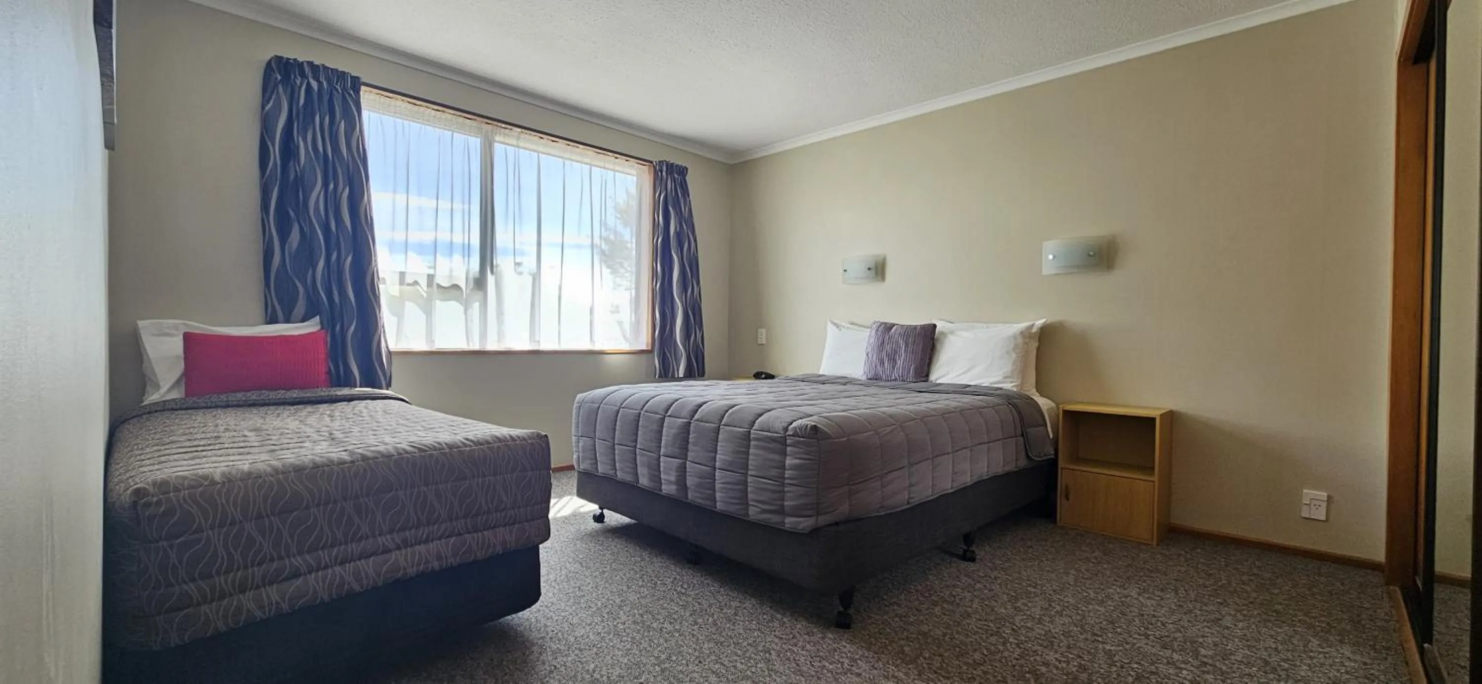 Bed in Broadview Motel