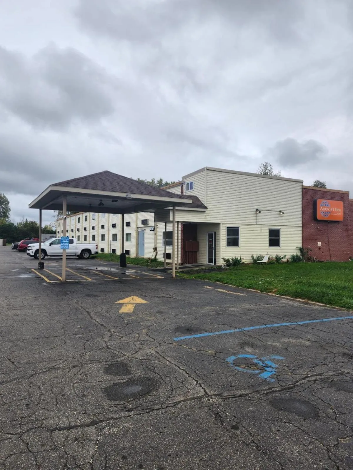 Facade/entrance in Airport Inn Flint Airport