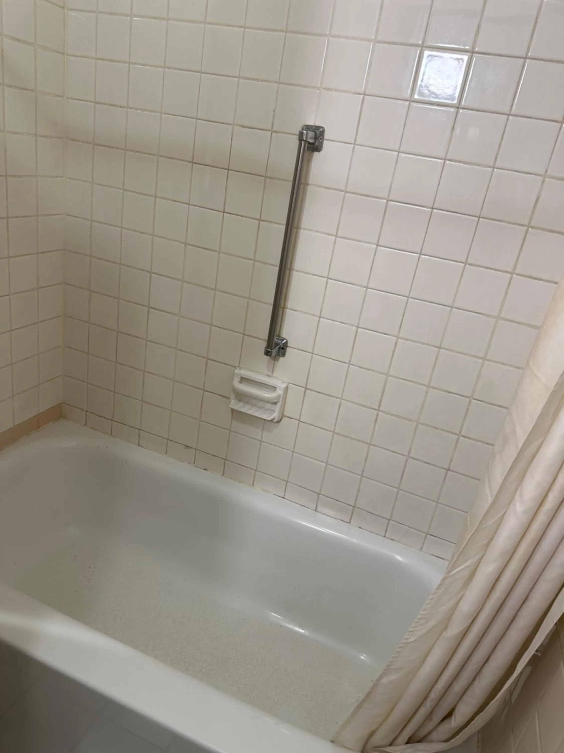 Shower in Airport Inn Flint Airport