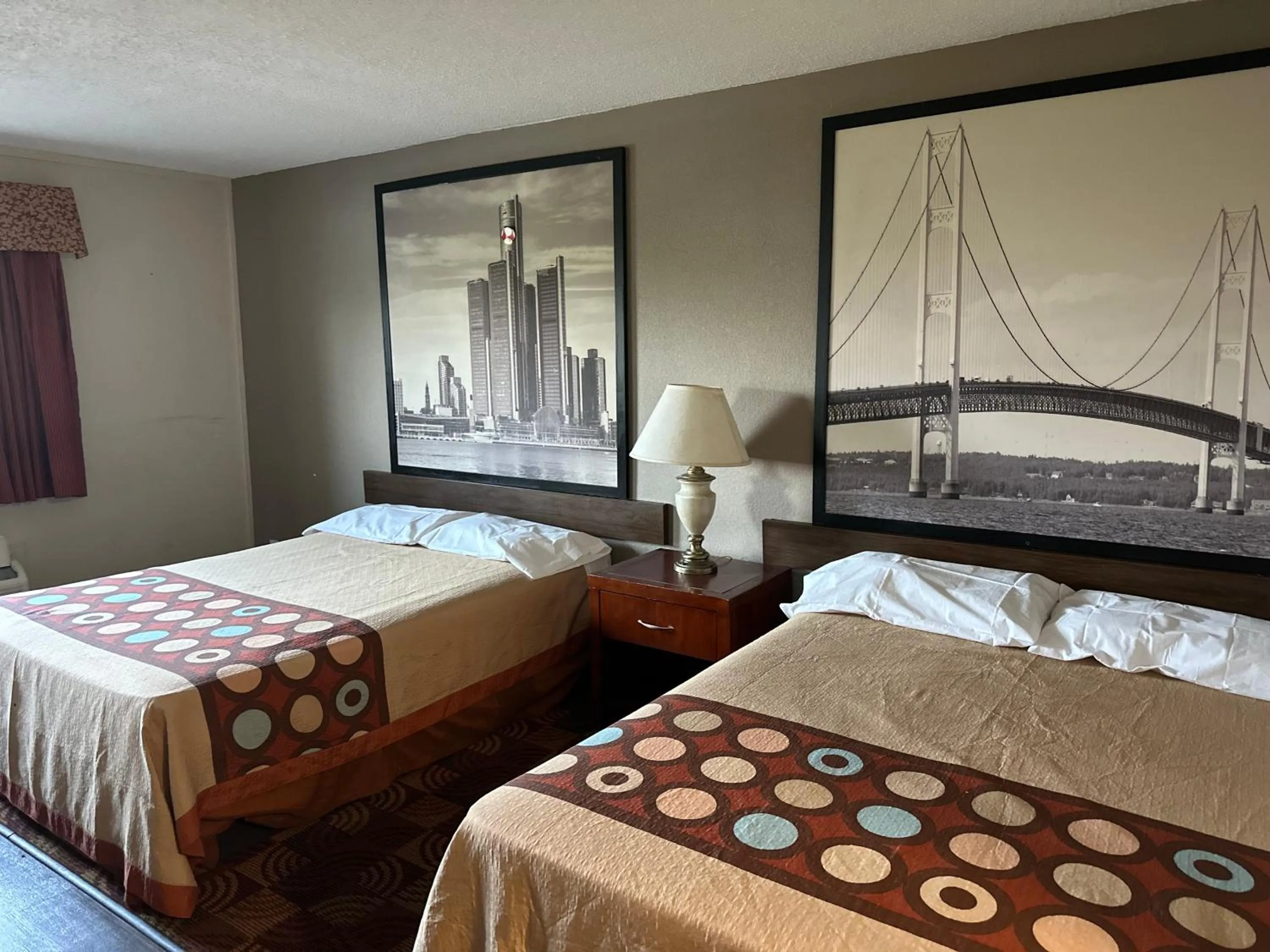 Bedroom, Bed in Airport Inn Flint Airport