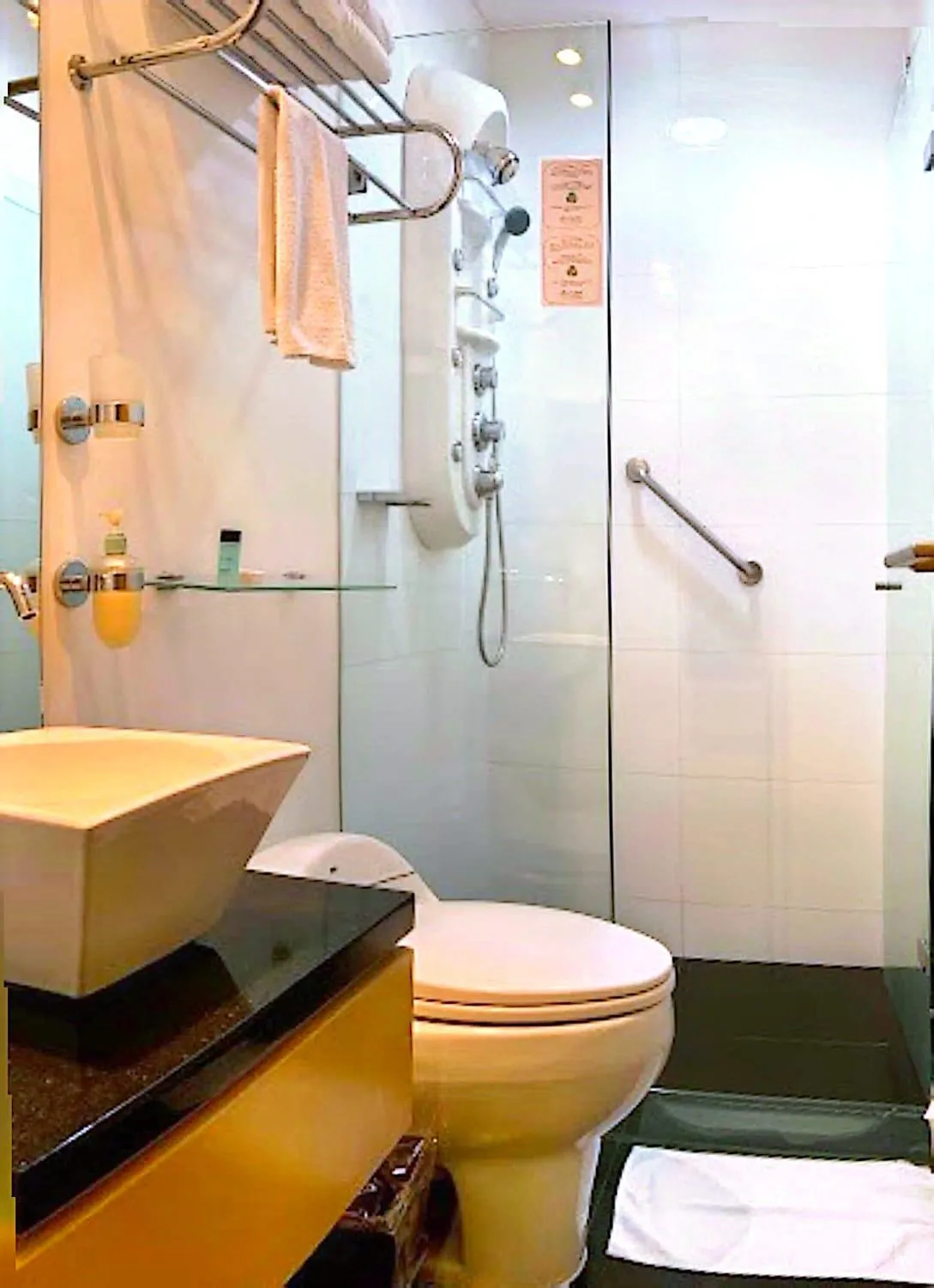Shower in Hotel King Versalles