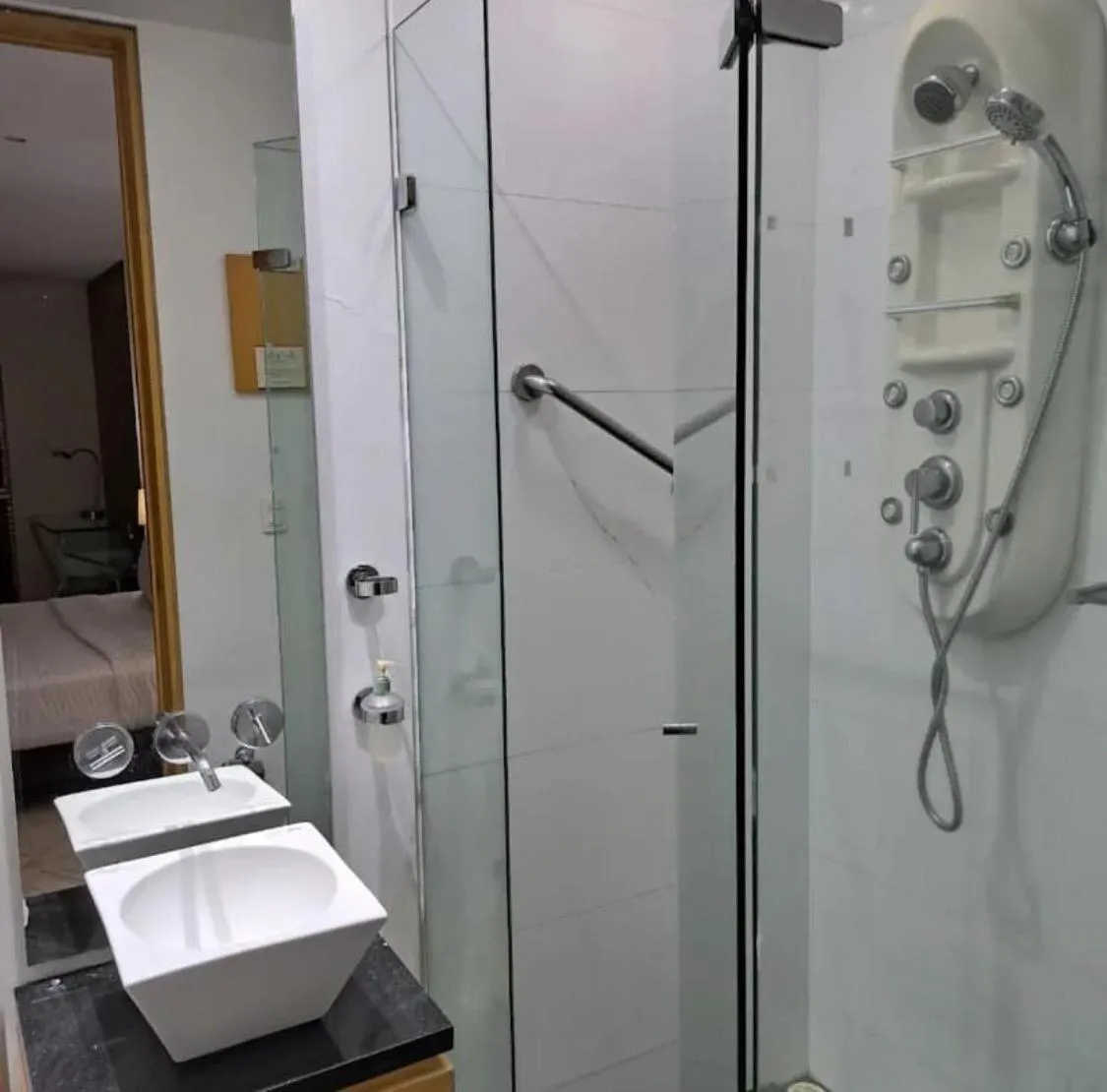 Toilet in Hotel King Versalles