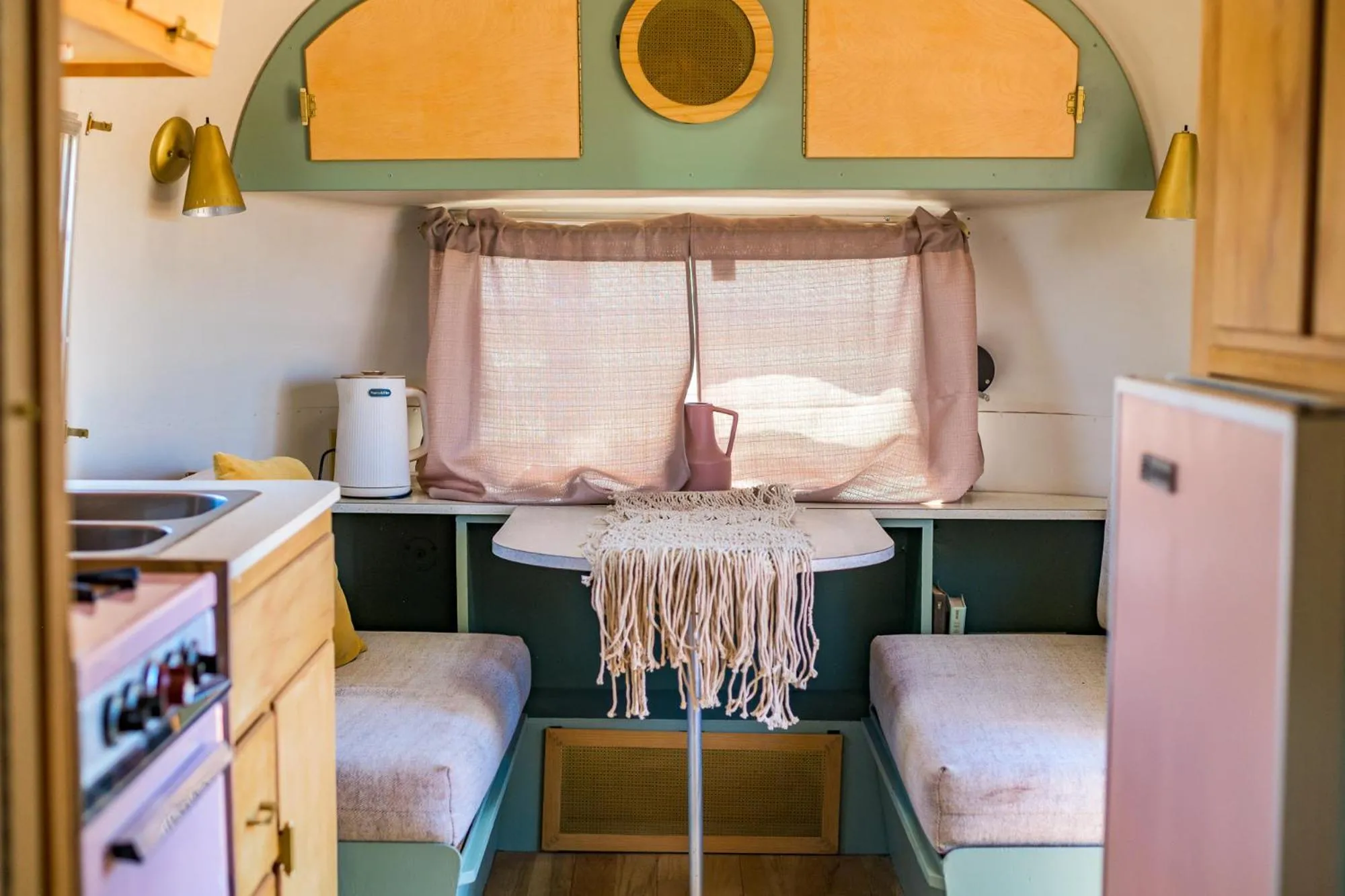 Dining area, Bed in The Outpost Grand Canyon