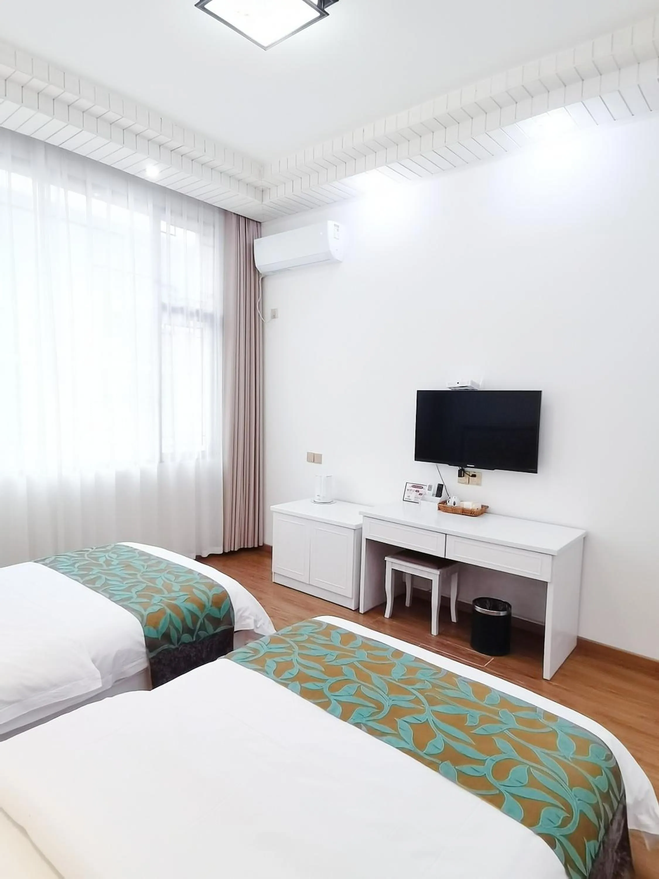 Bedroom, Bed in Emeishan Moon Bay Hotel