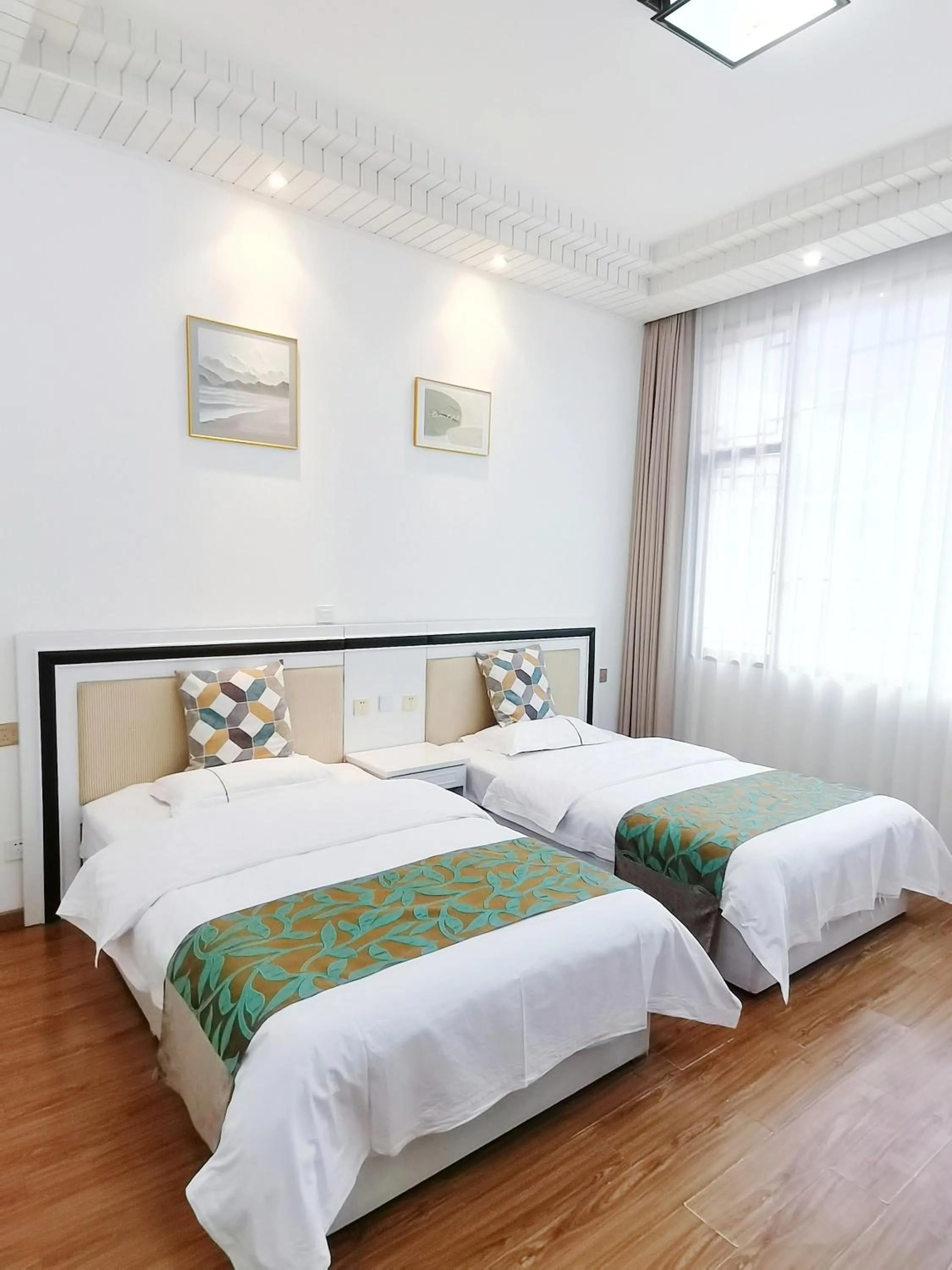 Bedroom, Bed in Emeishan Moon Bay Hotel