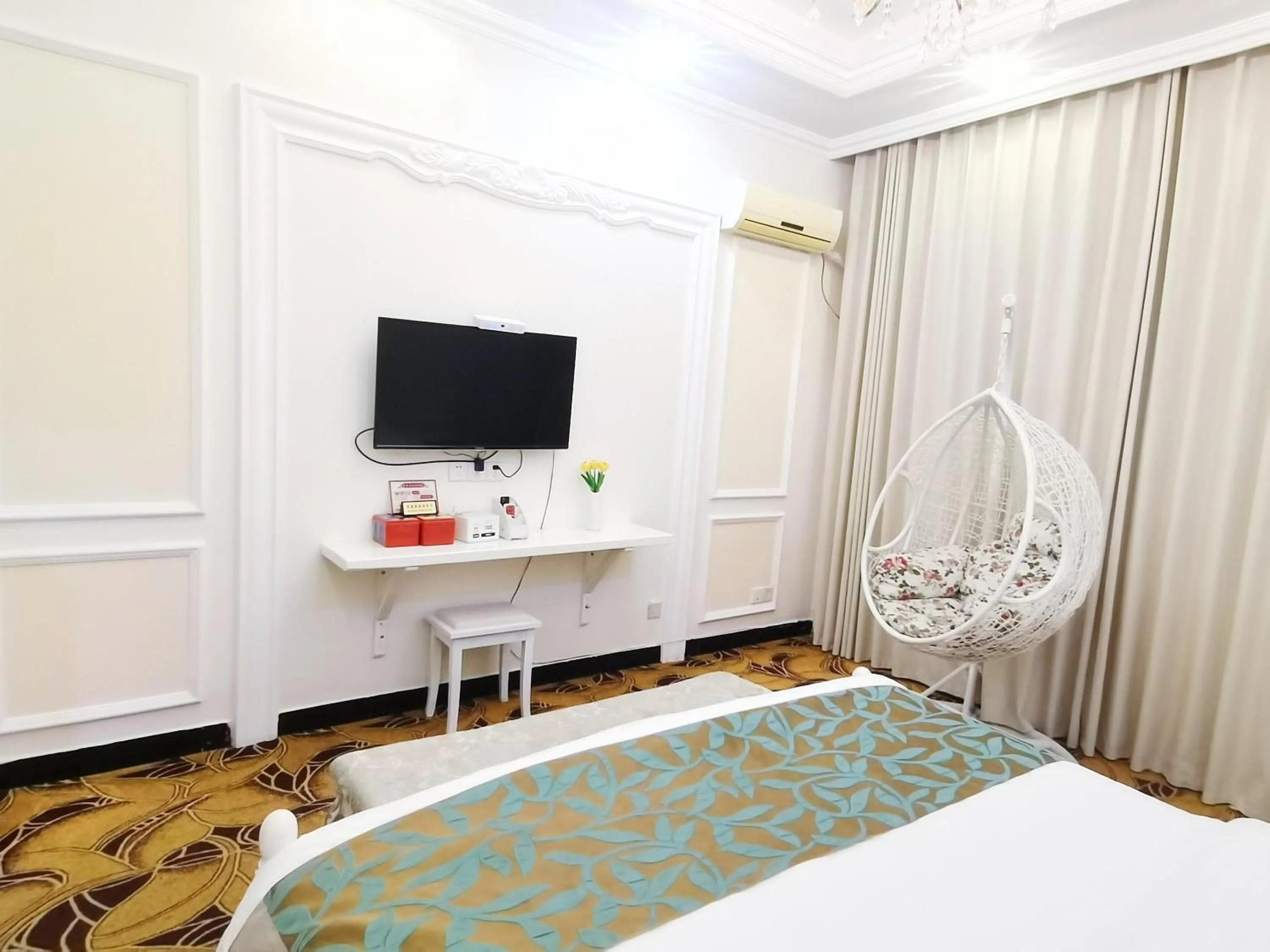 Bedroom, Bed in Emeishan Moon Bay Hotel