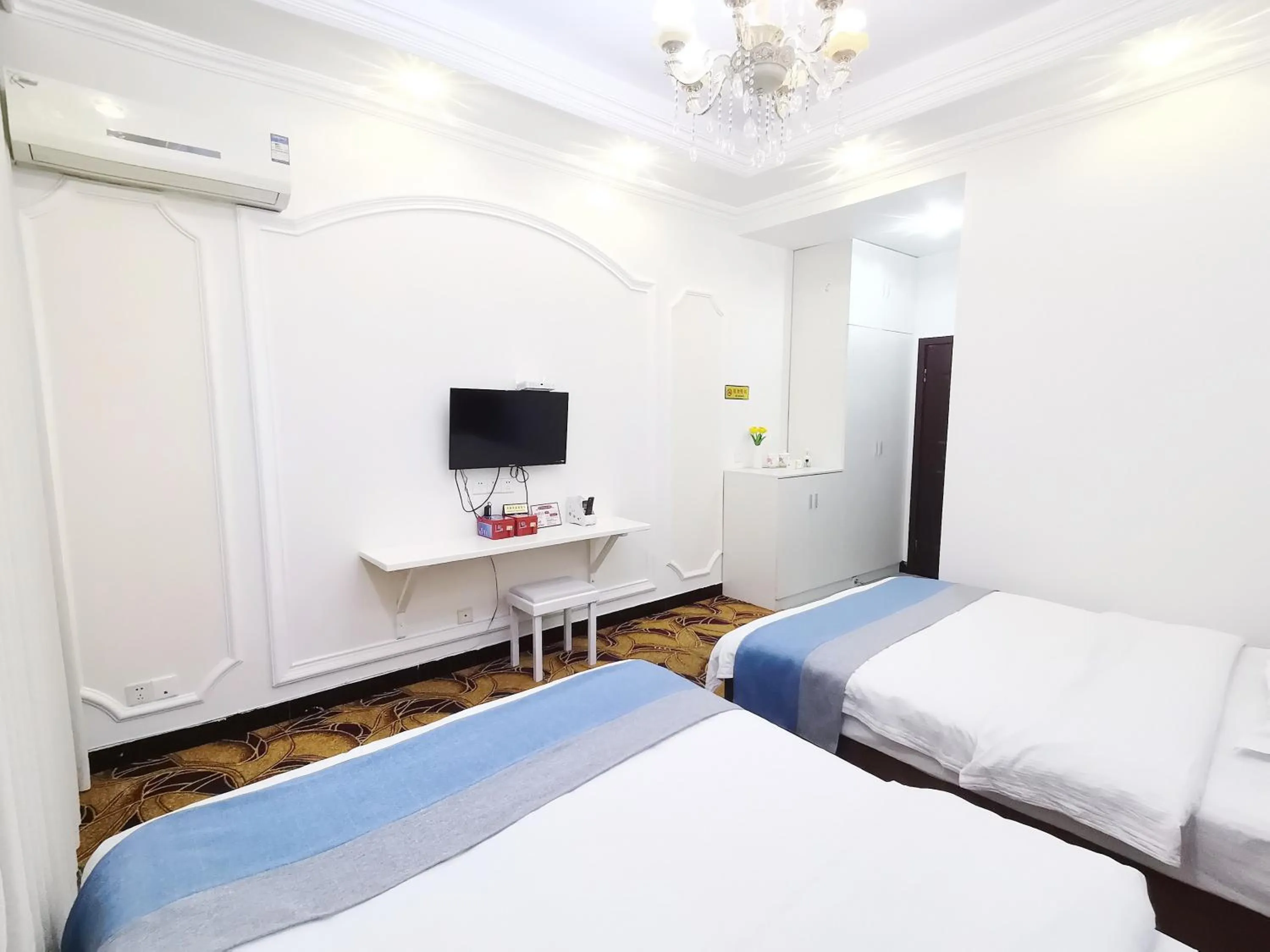 Bedroom, Bed in Emeishan Moon Bay Hotel