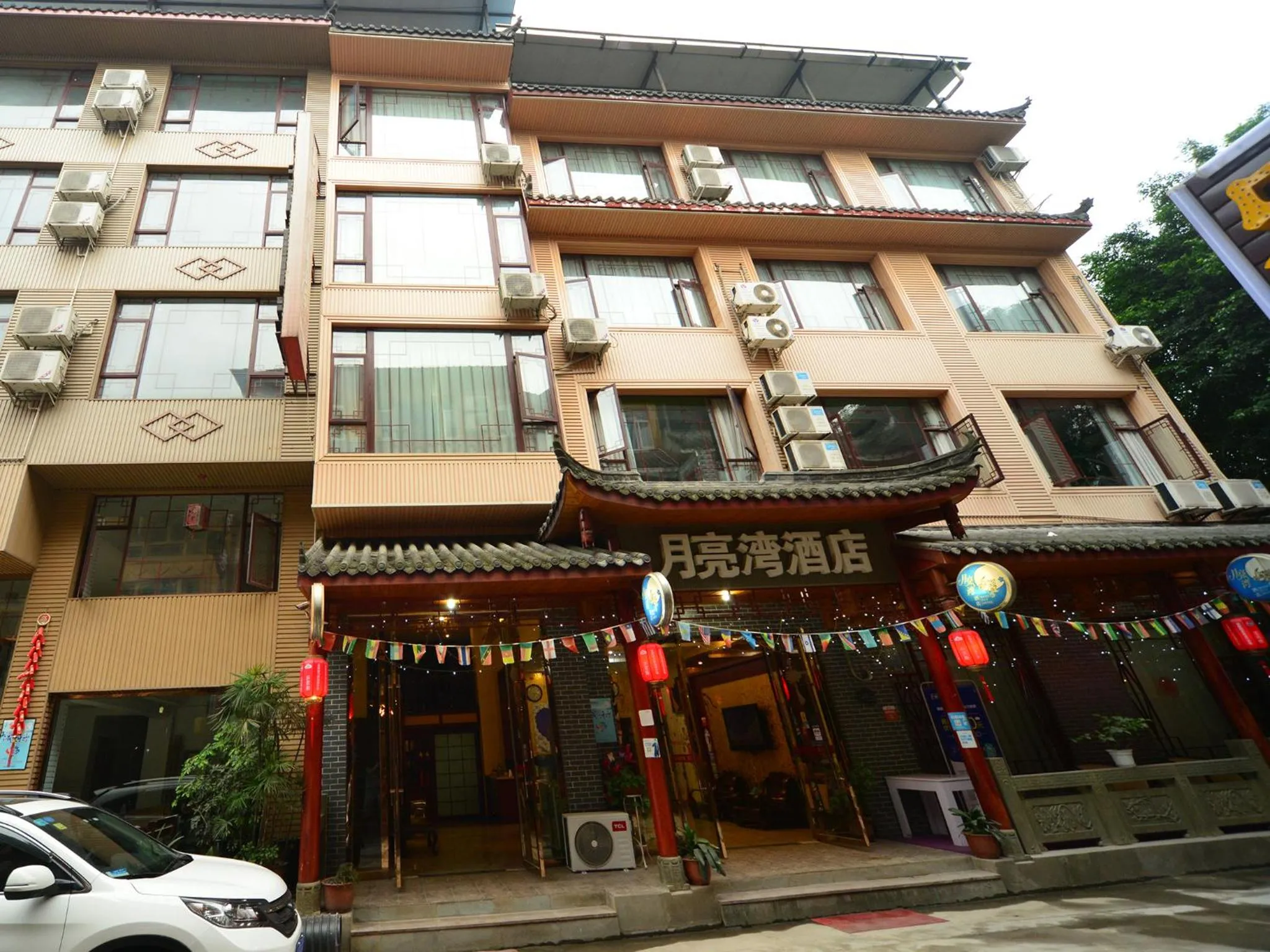 Property building in Emeishan Moon Bay Hotel
