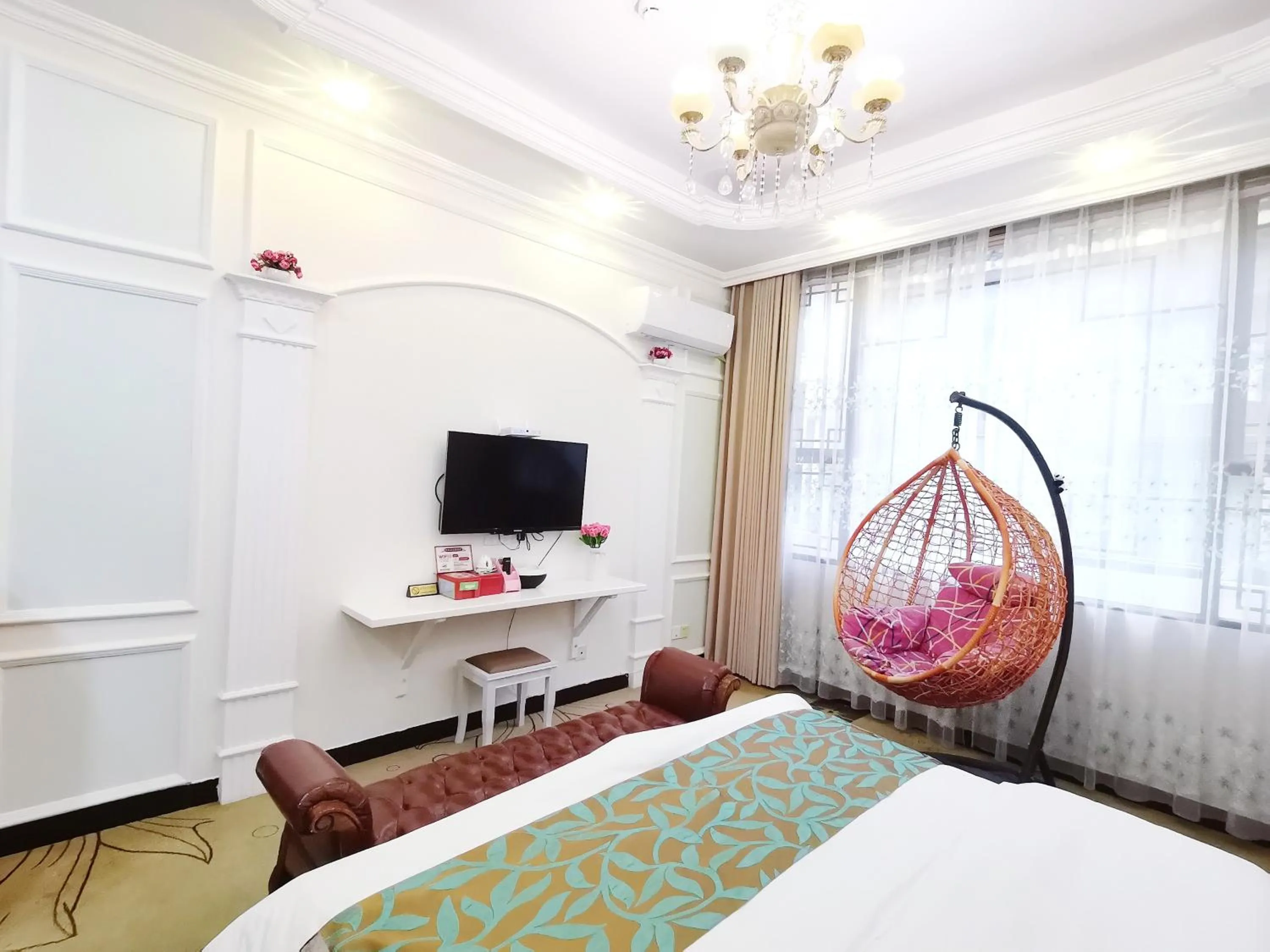 Bedroom, Bed in Emeishan Moon Bay Hotel