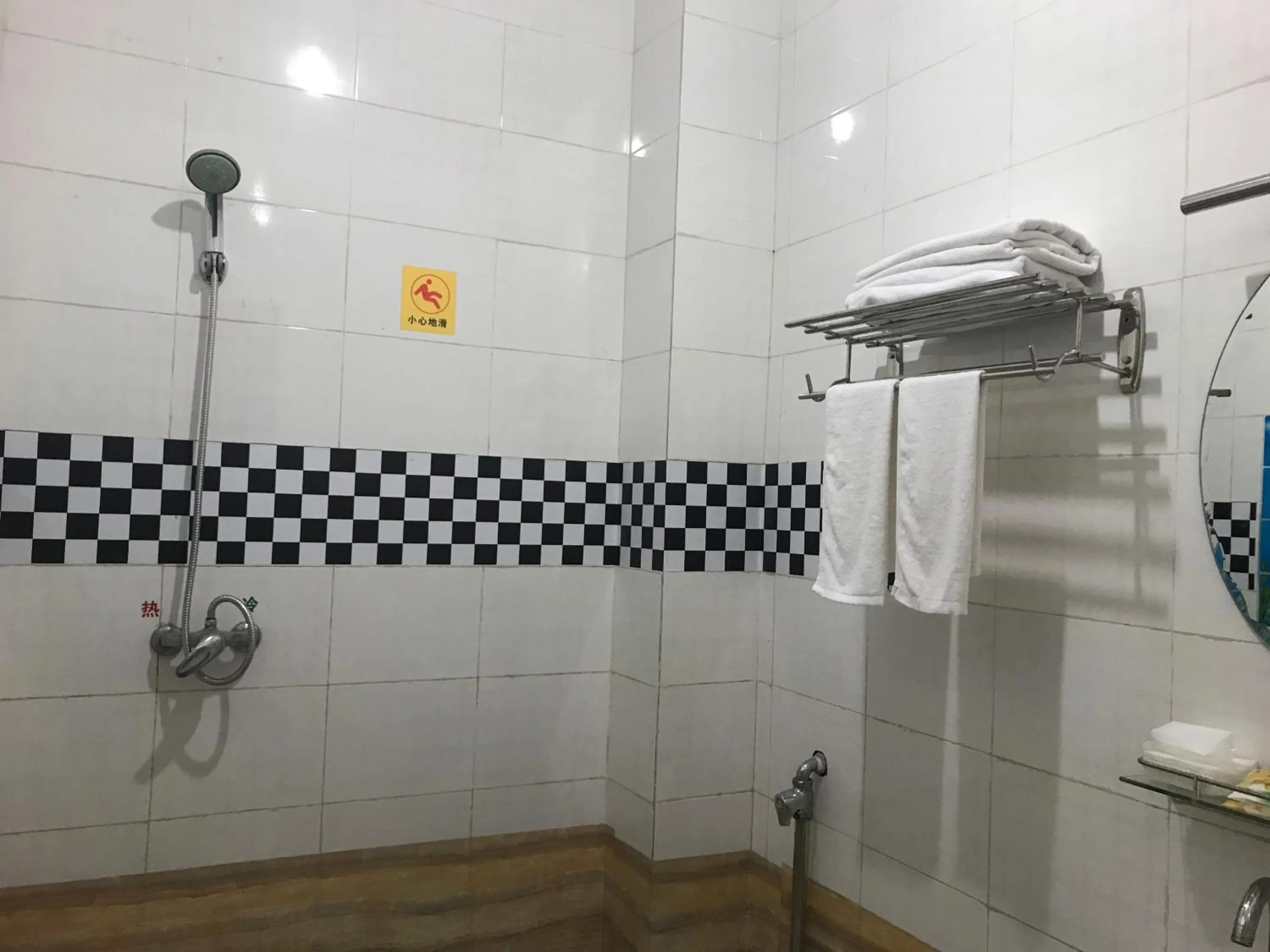 Bathroom in Emeishan Moon Bay Hotel