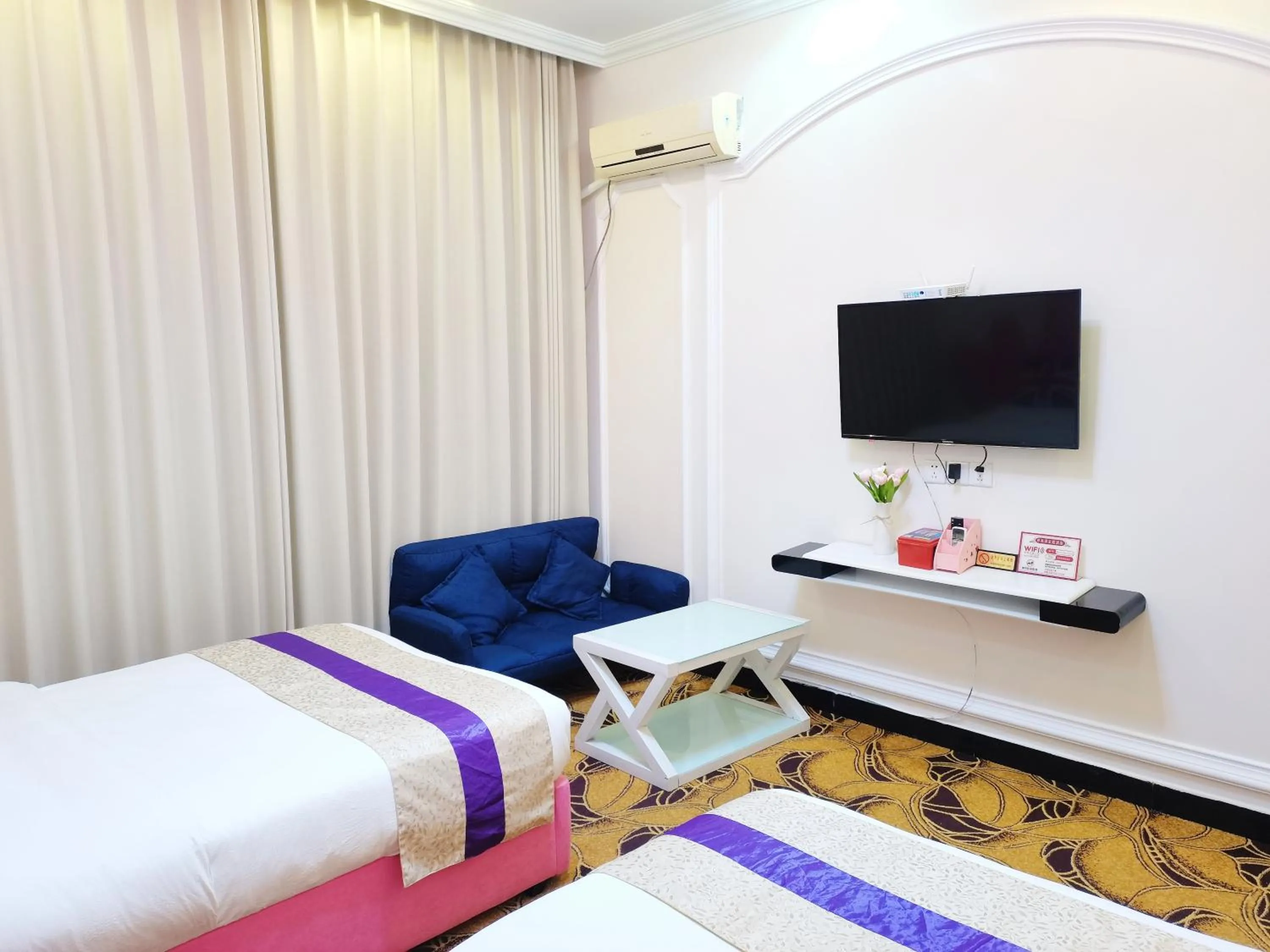 Seating area, Bed in Emeishan Moon Bay Hotel