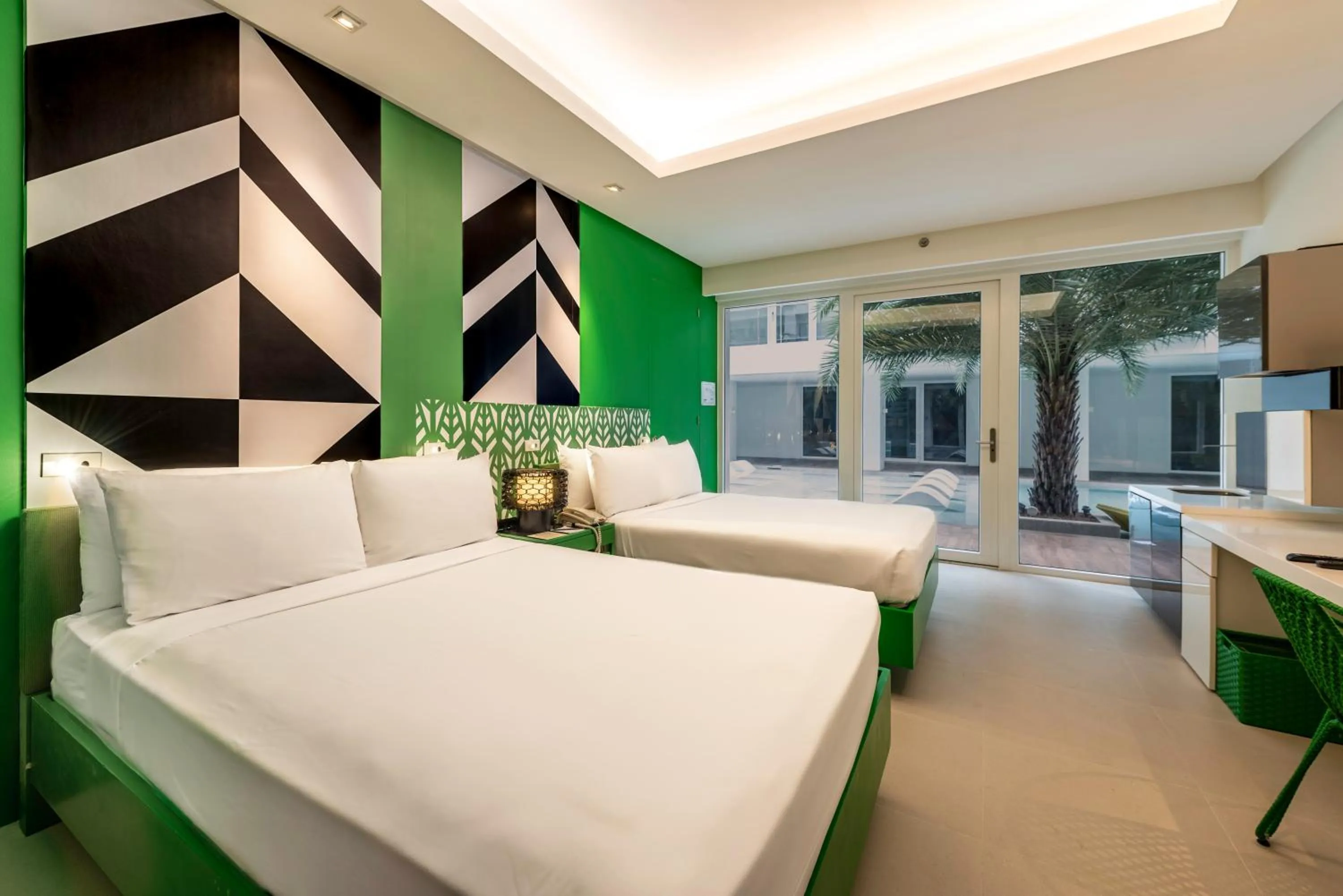 Photo of the whole room, Bed in Astoria Current