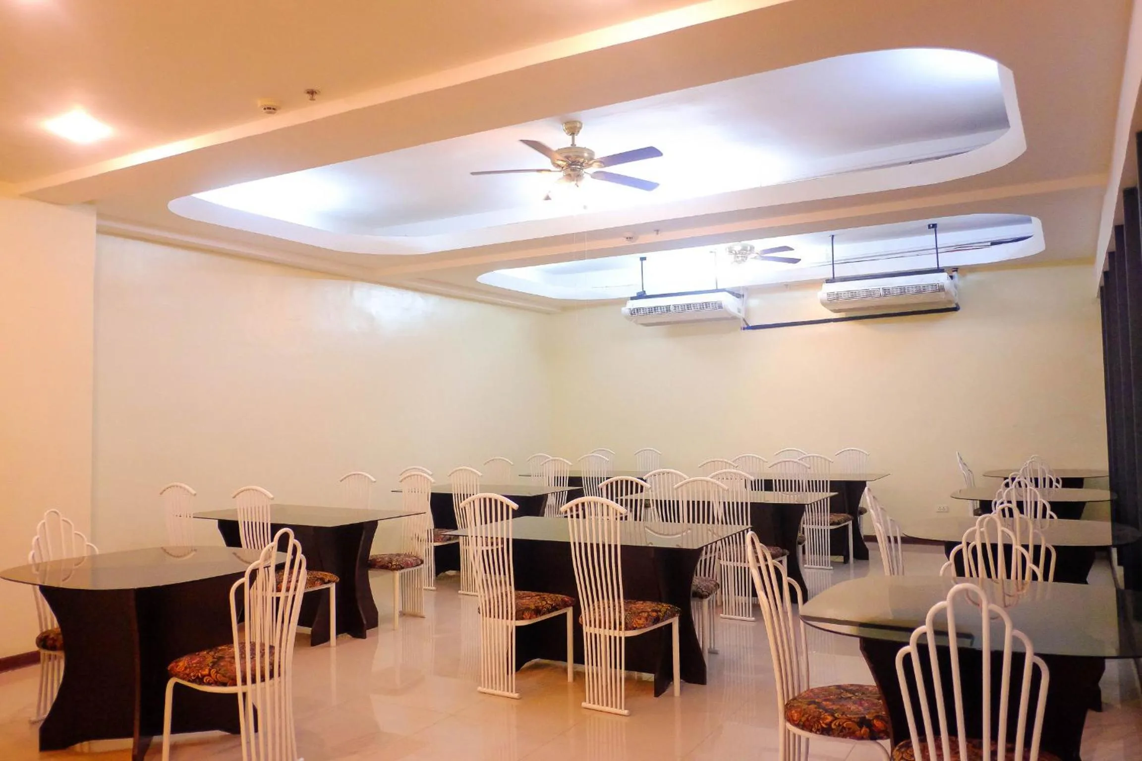 Restaurant/places to eat in Metro Park Hotel Mandaue