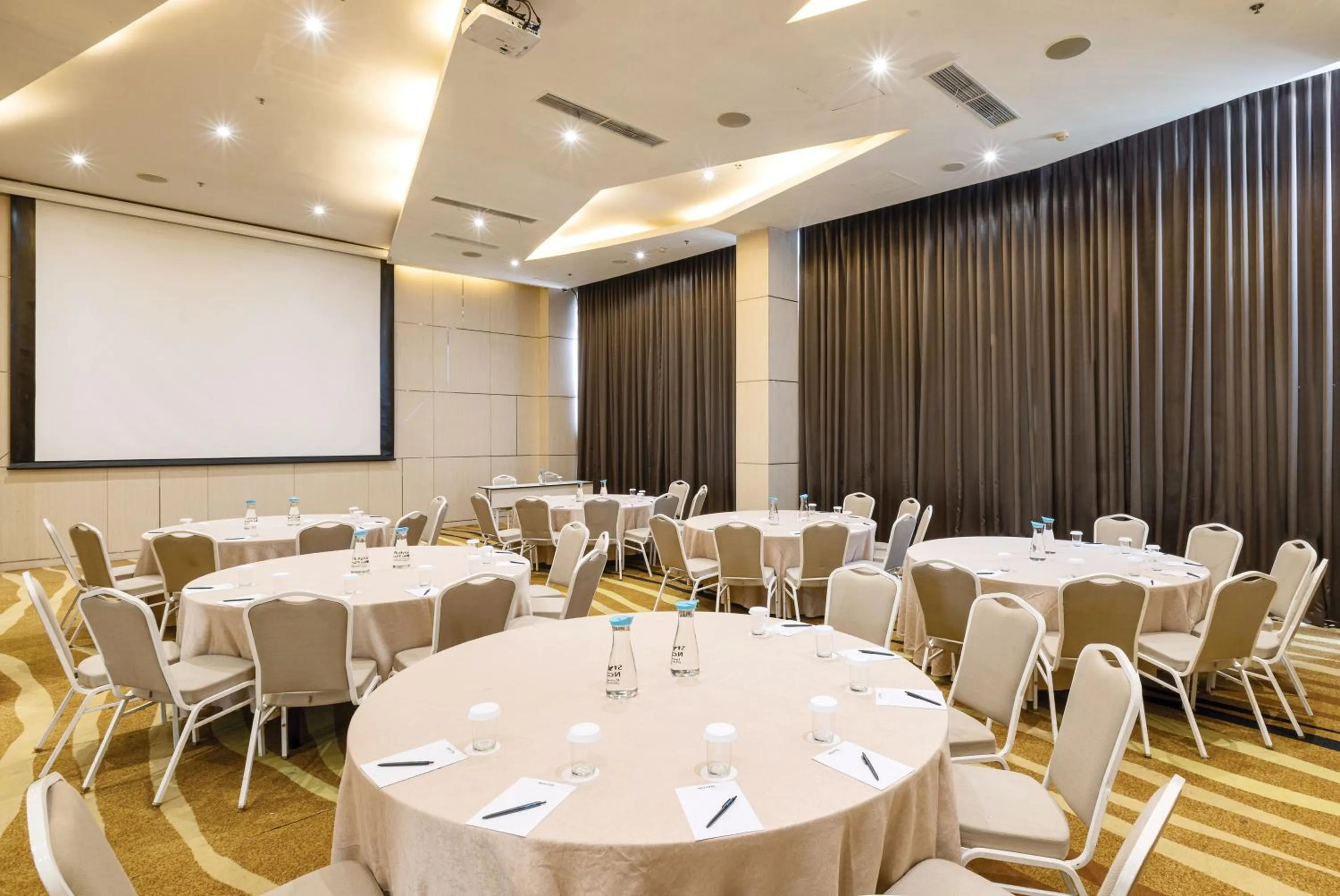 Meeting/conference room in Artotel Harmoni Jakarta