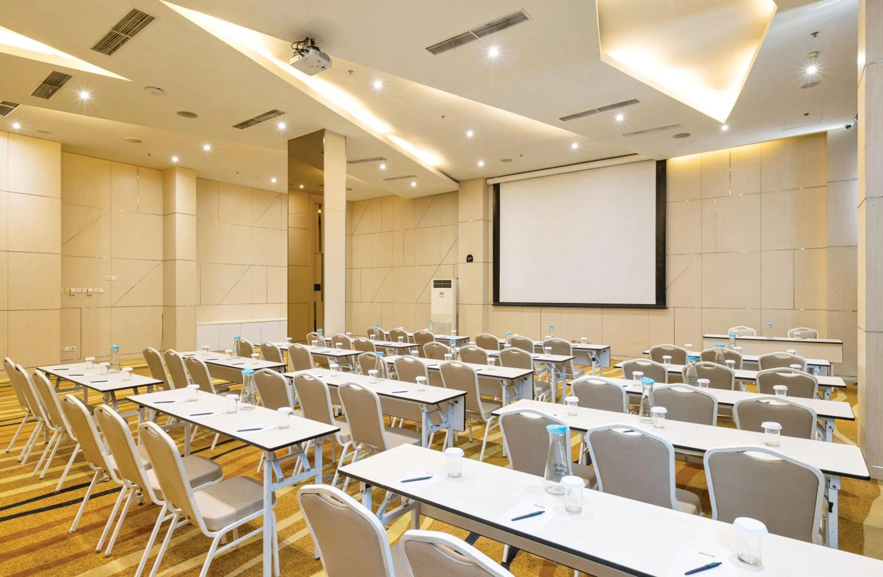 Meeting/conference room in Artotel Harmoni Jakarta