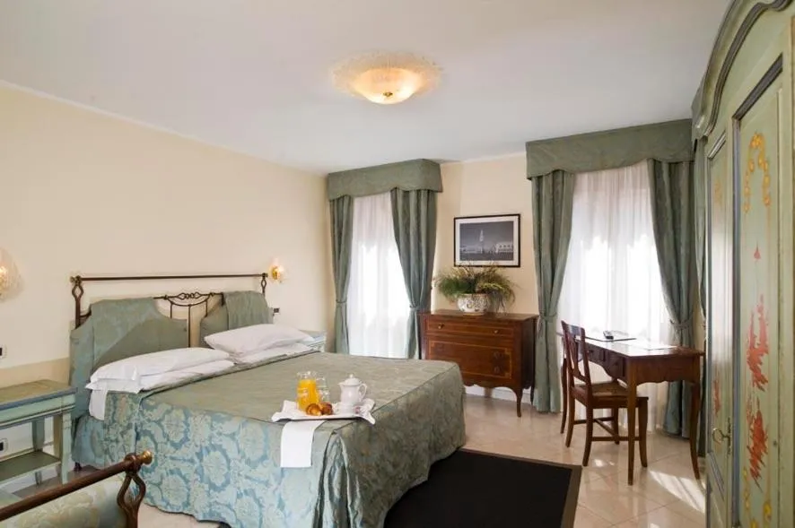 Photo of the whole room, Bed in La Locandiera