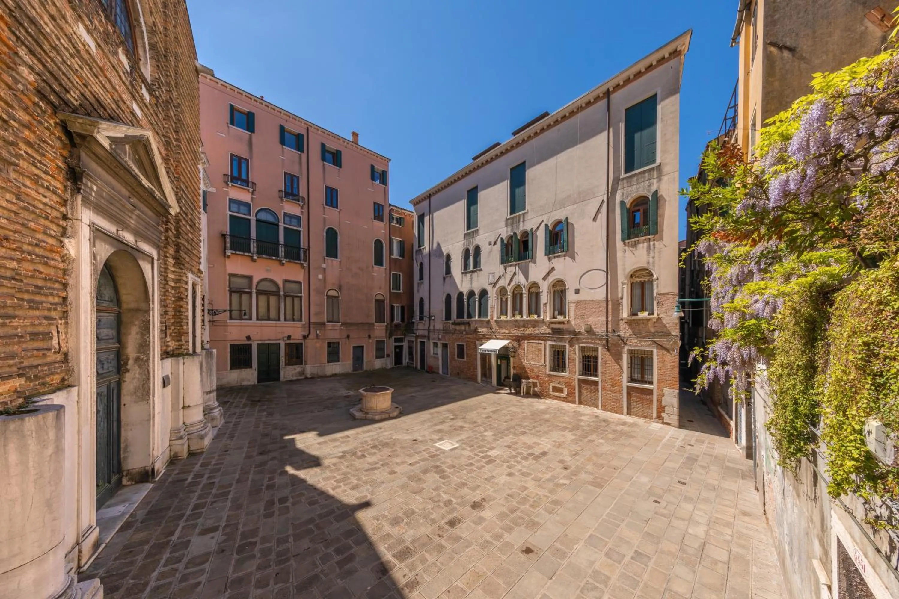 Neighbourhood in La Locandiera