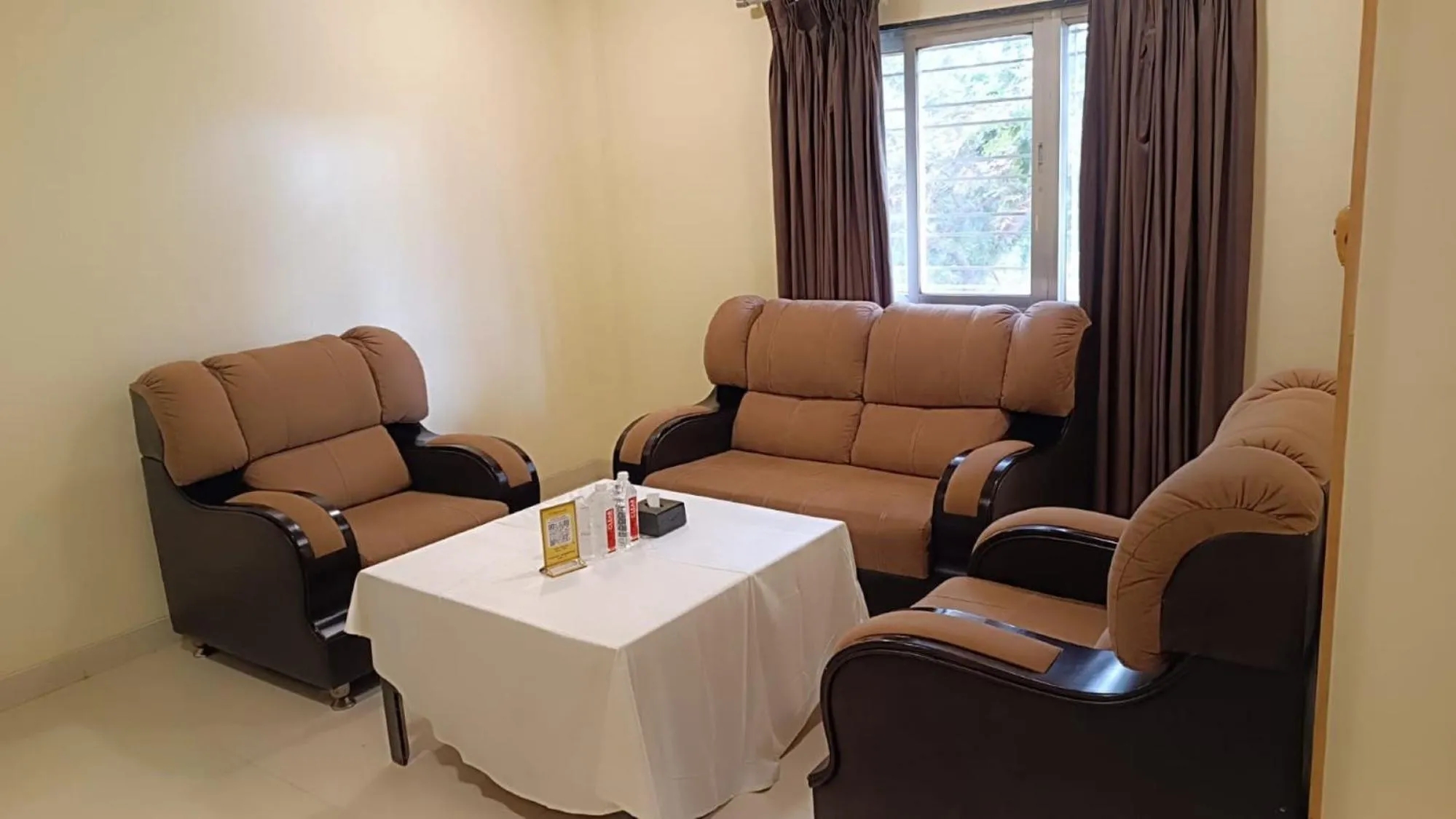 Living room in Hotel Pooja Garden, Nanded