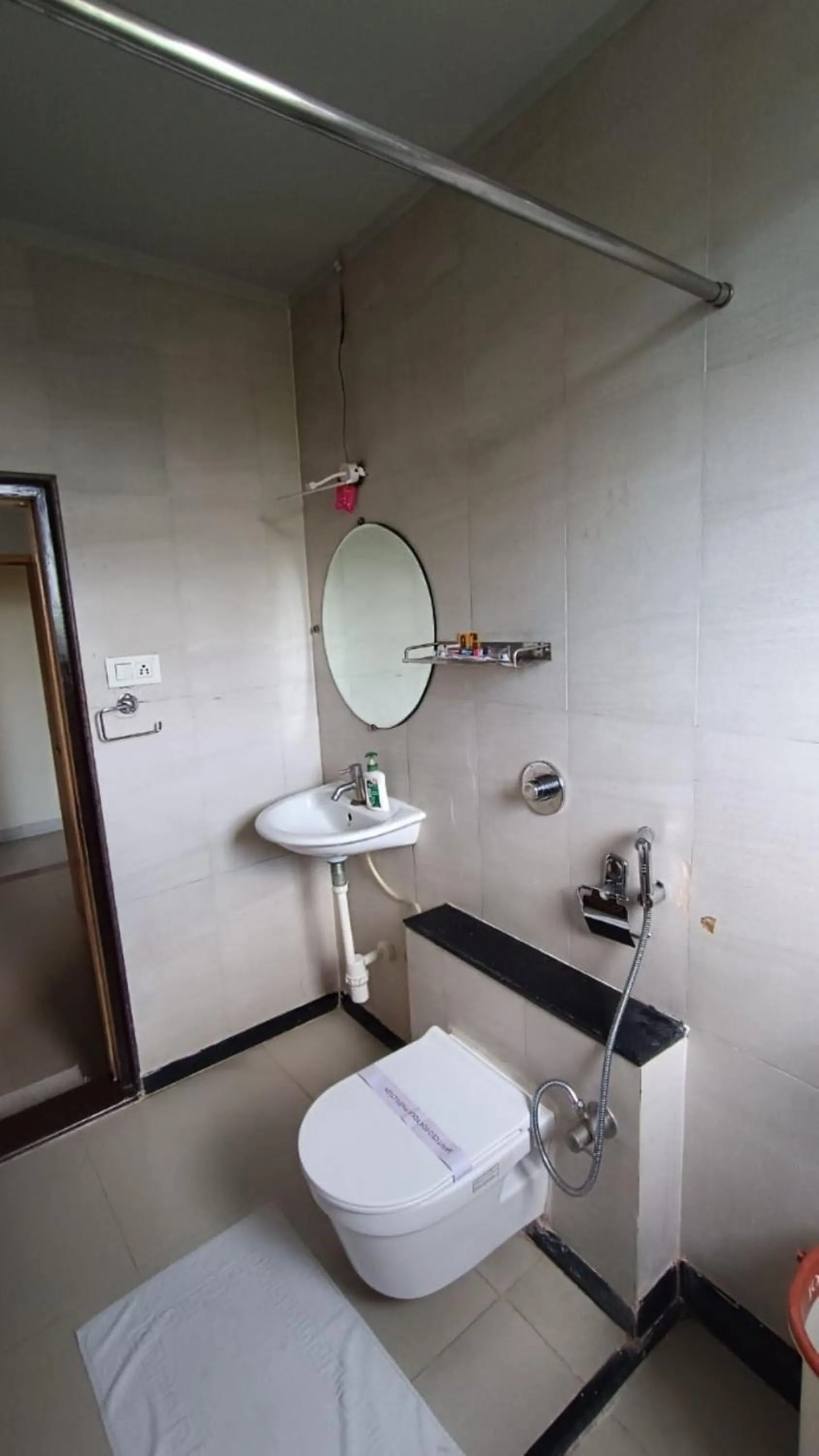 Bathroom in Hotel Pooja Garden, Nanded