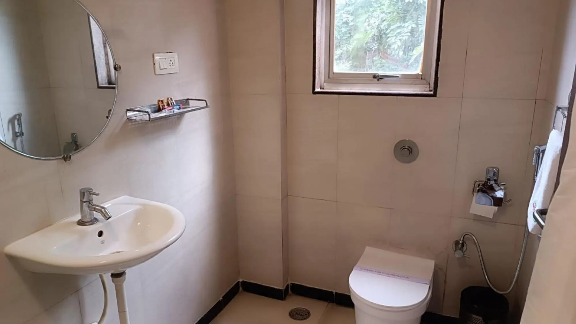Bathroom in Hotel Pooja Garden, Nanded