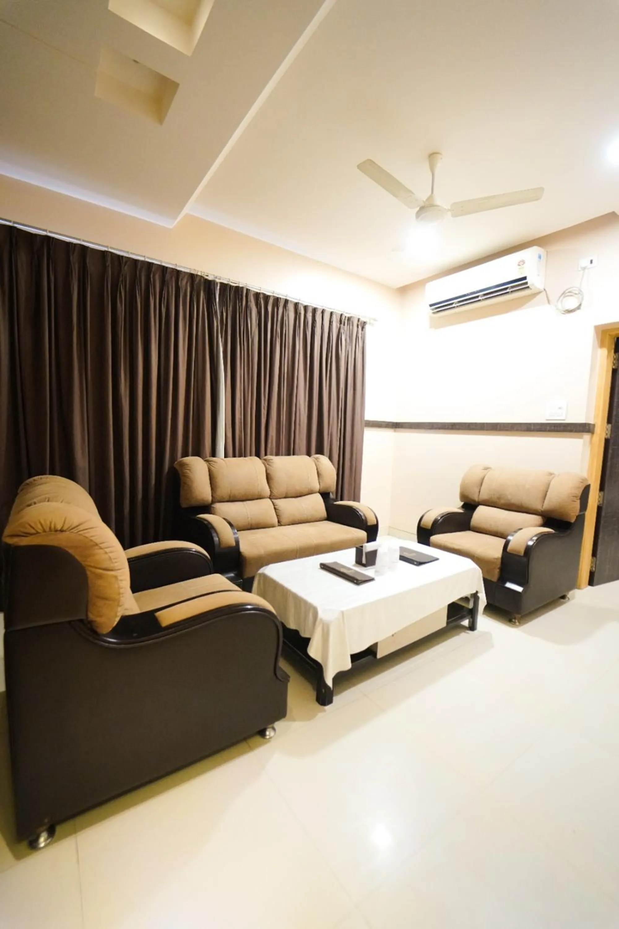 Living room in Hotel Pooja Garden, Nanded