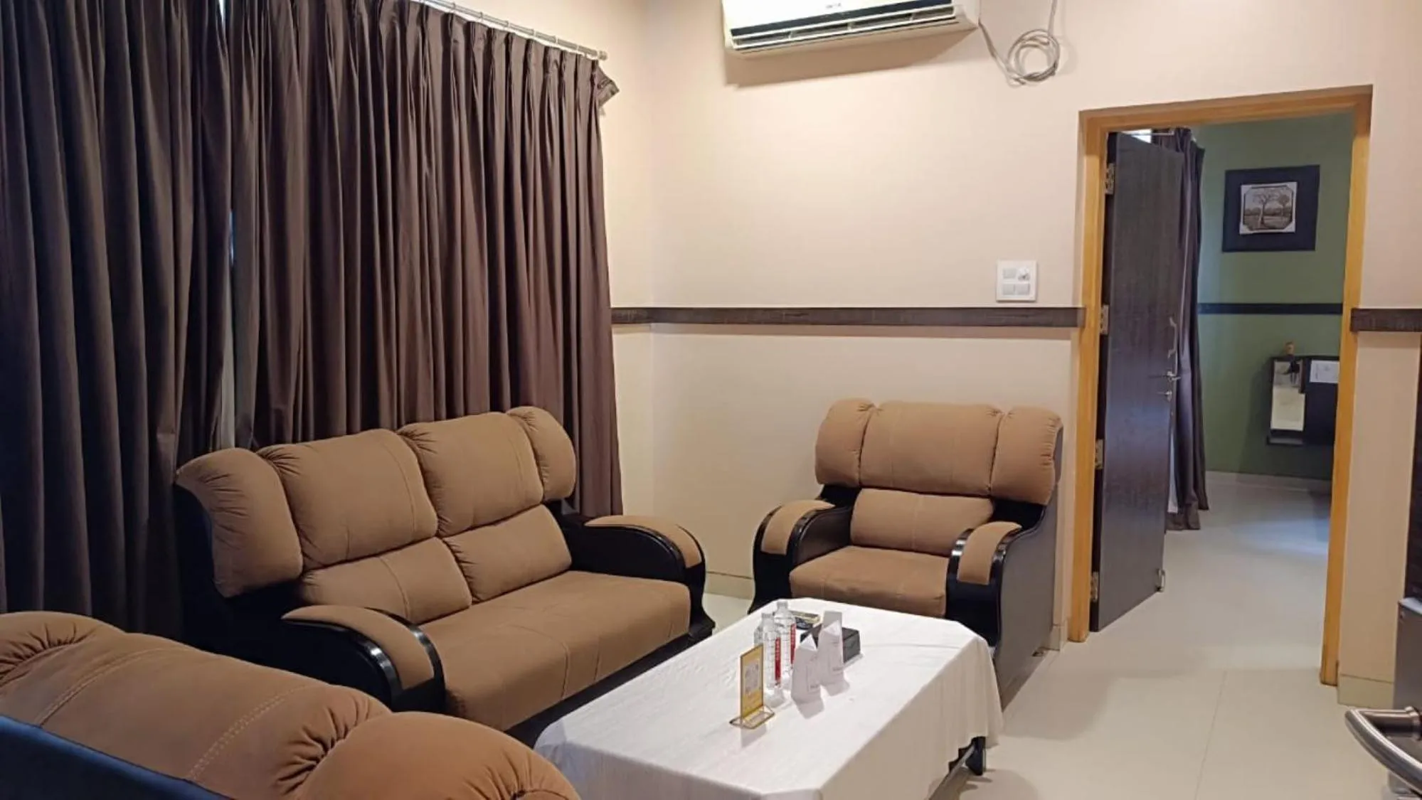 Living room in Hotel Pooja Garden, Nanded