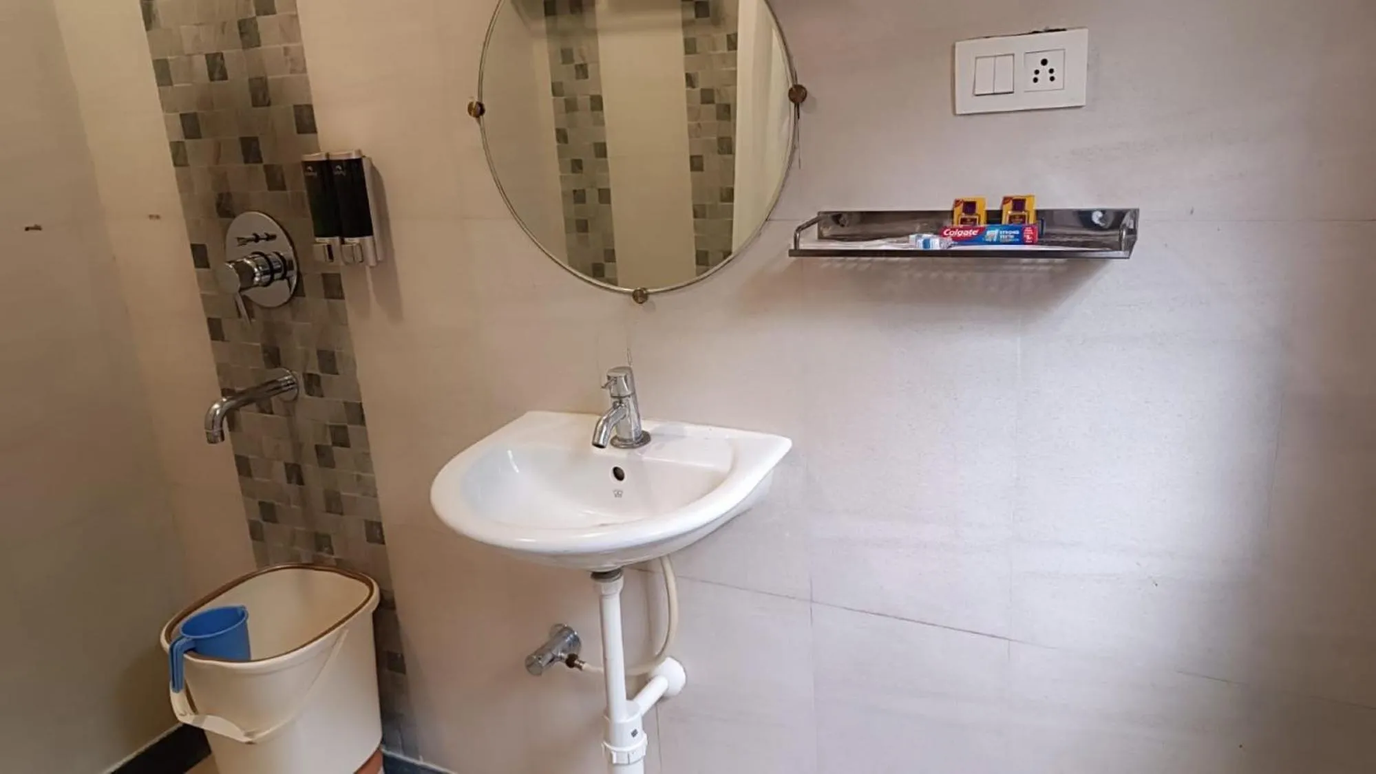 Bathroom in Hotel Pooja Garden, Nanded