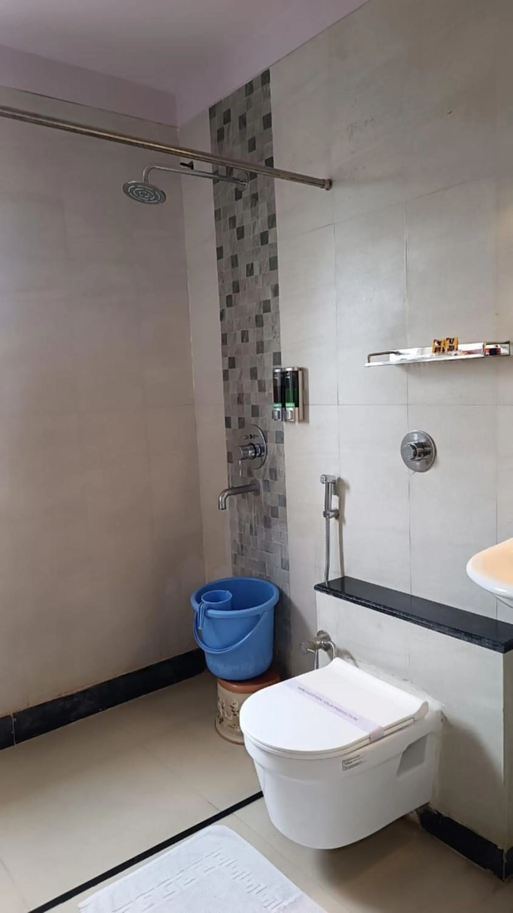 Bathroom in Hotel Pooja Garden, Nanded