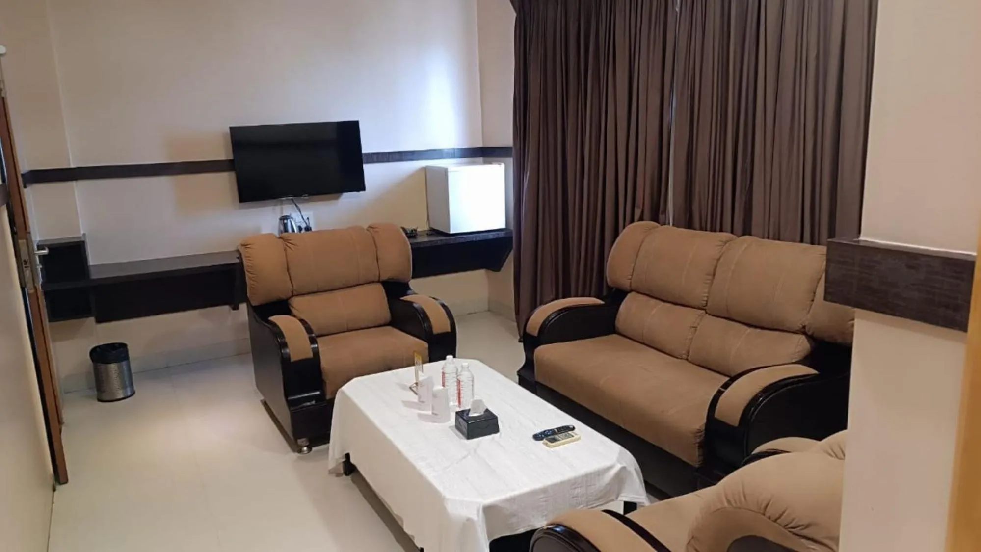 Living room in Hotel Pooja Garden, Nanded