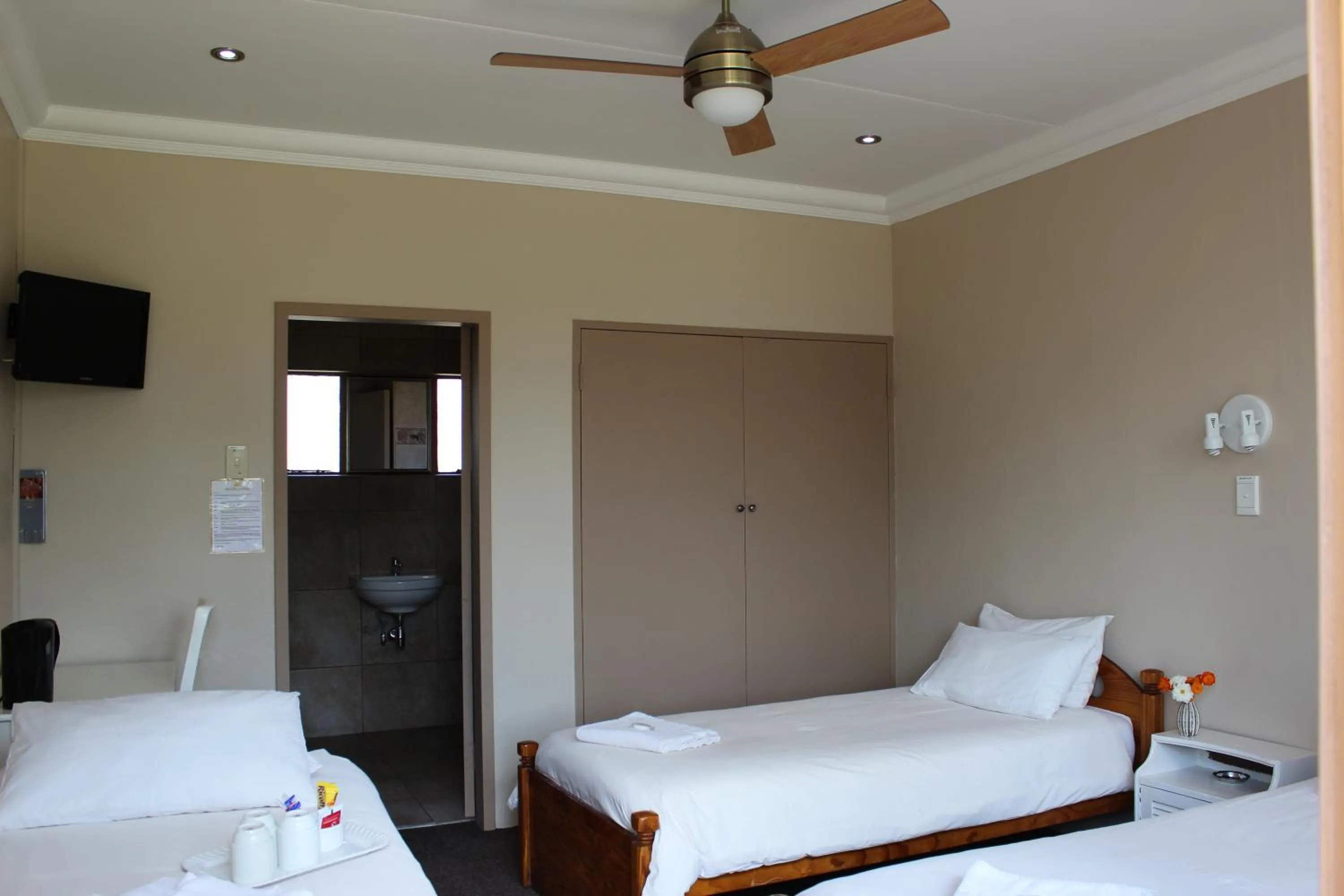 Triple Room with Shower in Travel Lodge