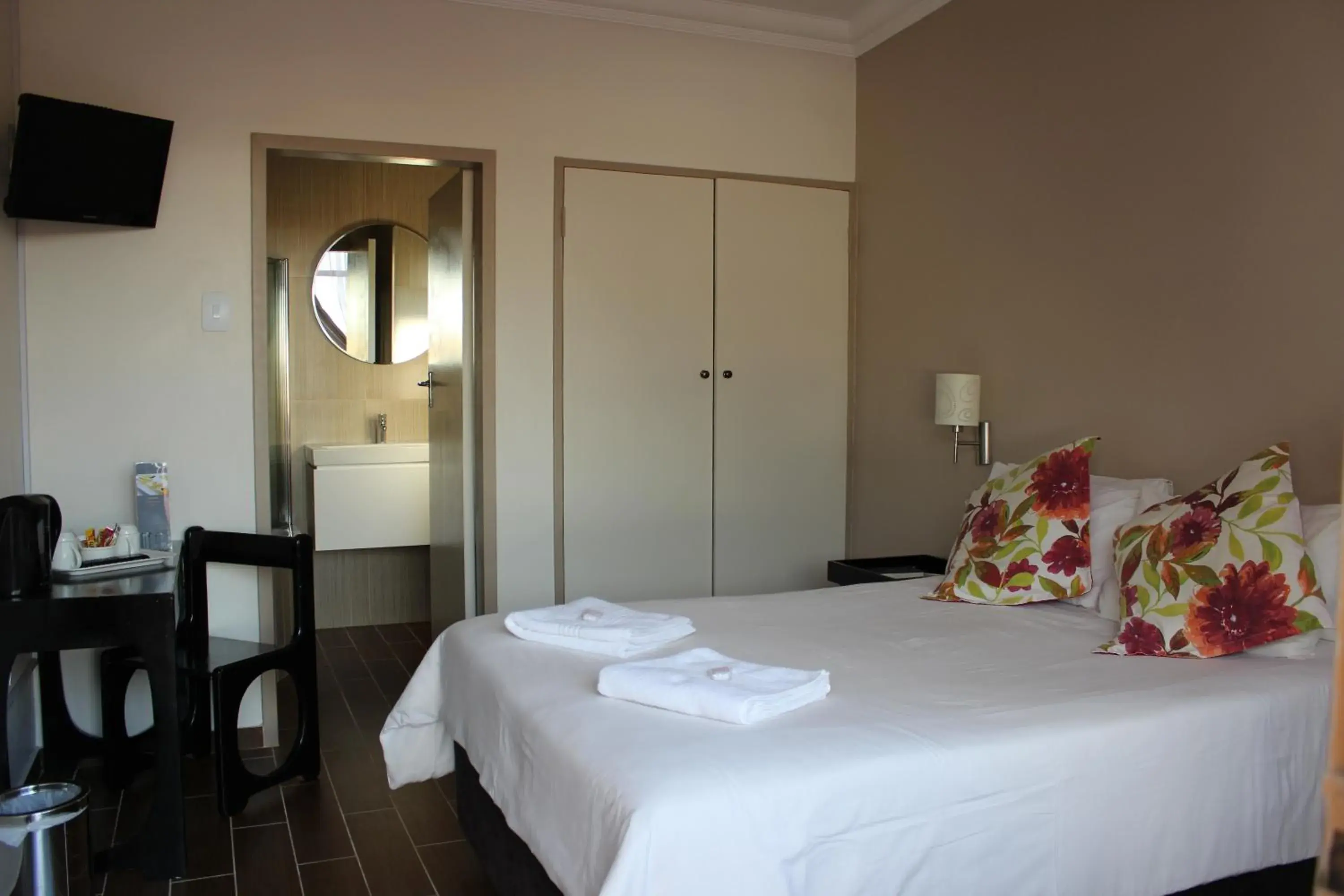 Travel Lodge Travel Lodge