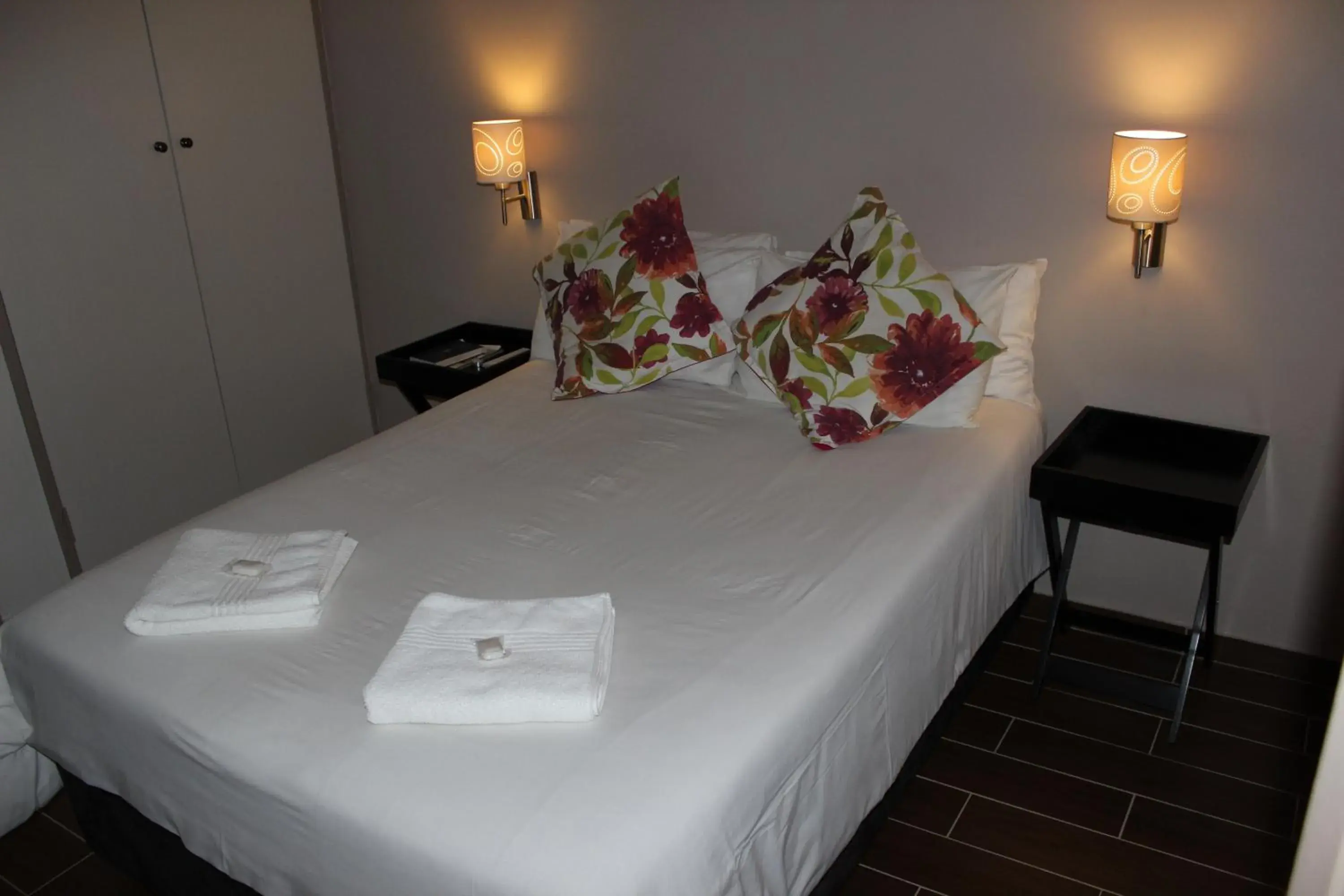 Deluxe Double Room with Bath in Travel Lodge Deluxe Double Room with Bath in Travel Lodge