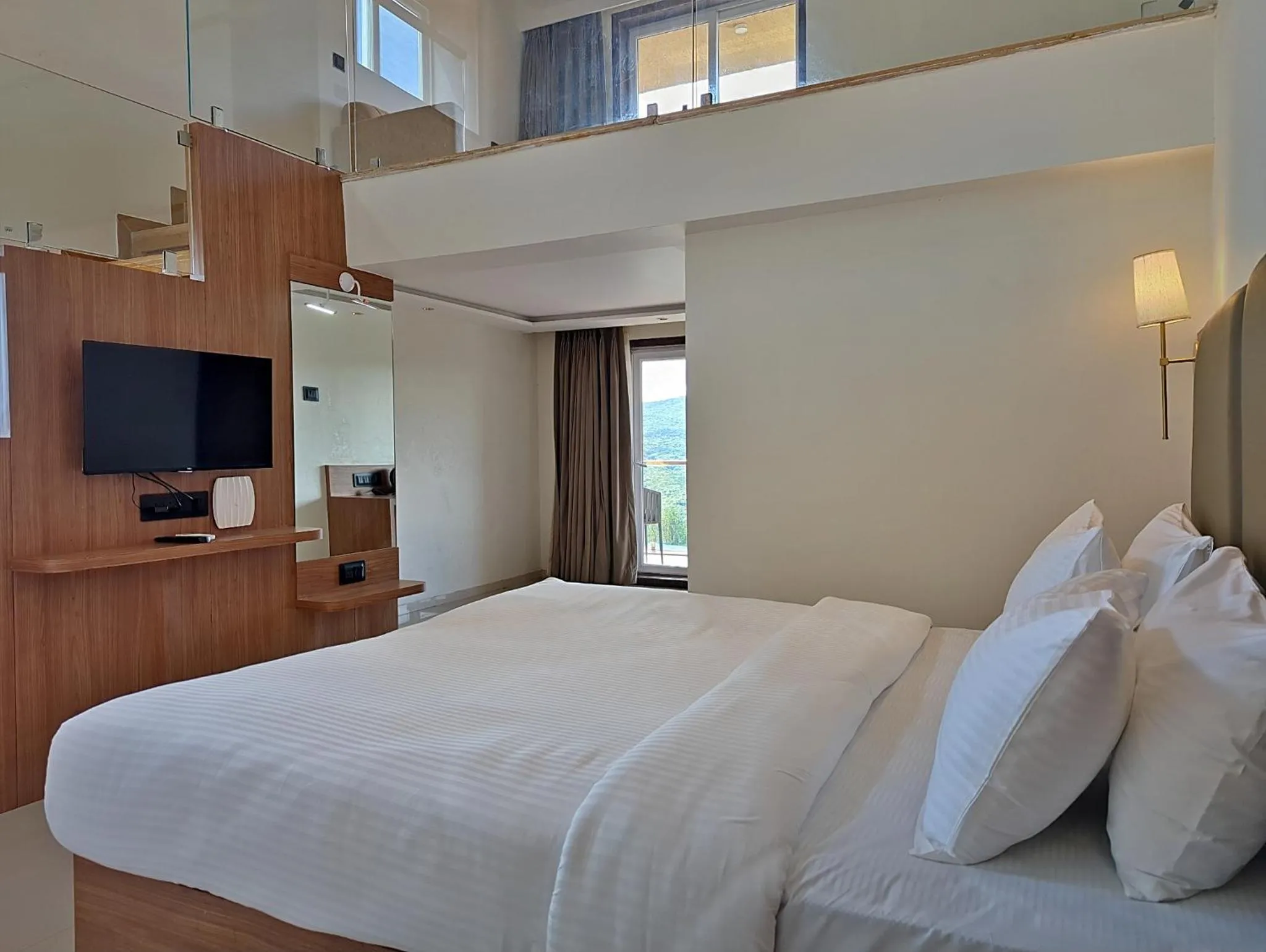 Duplex Room with Mountain View in Savyasaachii Hotel, Mahabaleshwar - Pure Veg