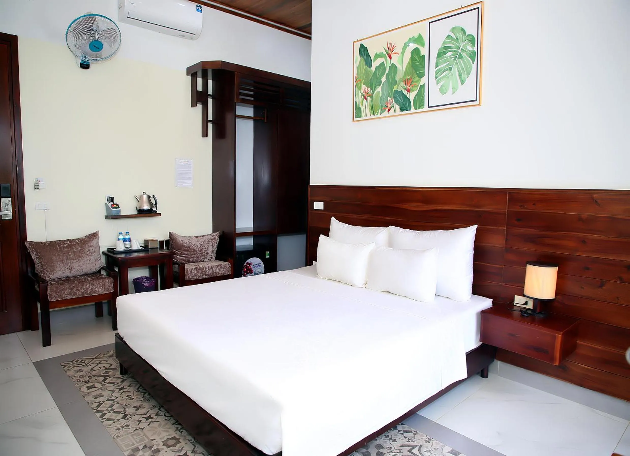Photo of the whole room, Bed in Daisy's Villa TamCoc