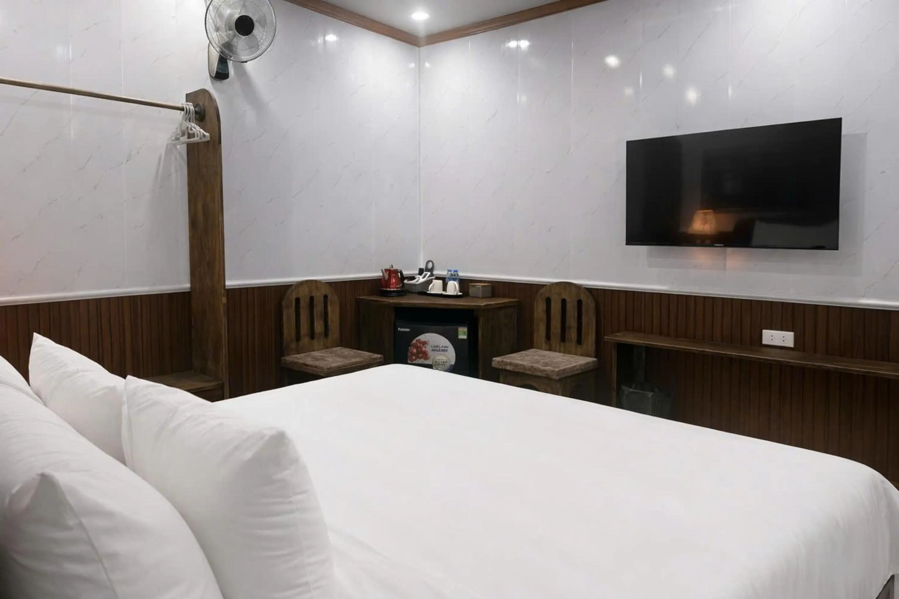 Photo of the whole room, Bed in Daisy's Villa TamCoc