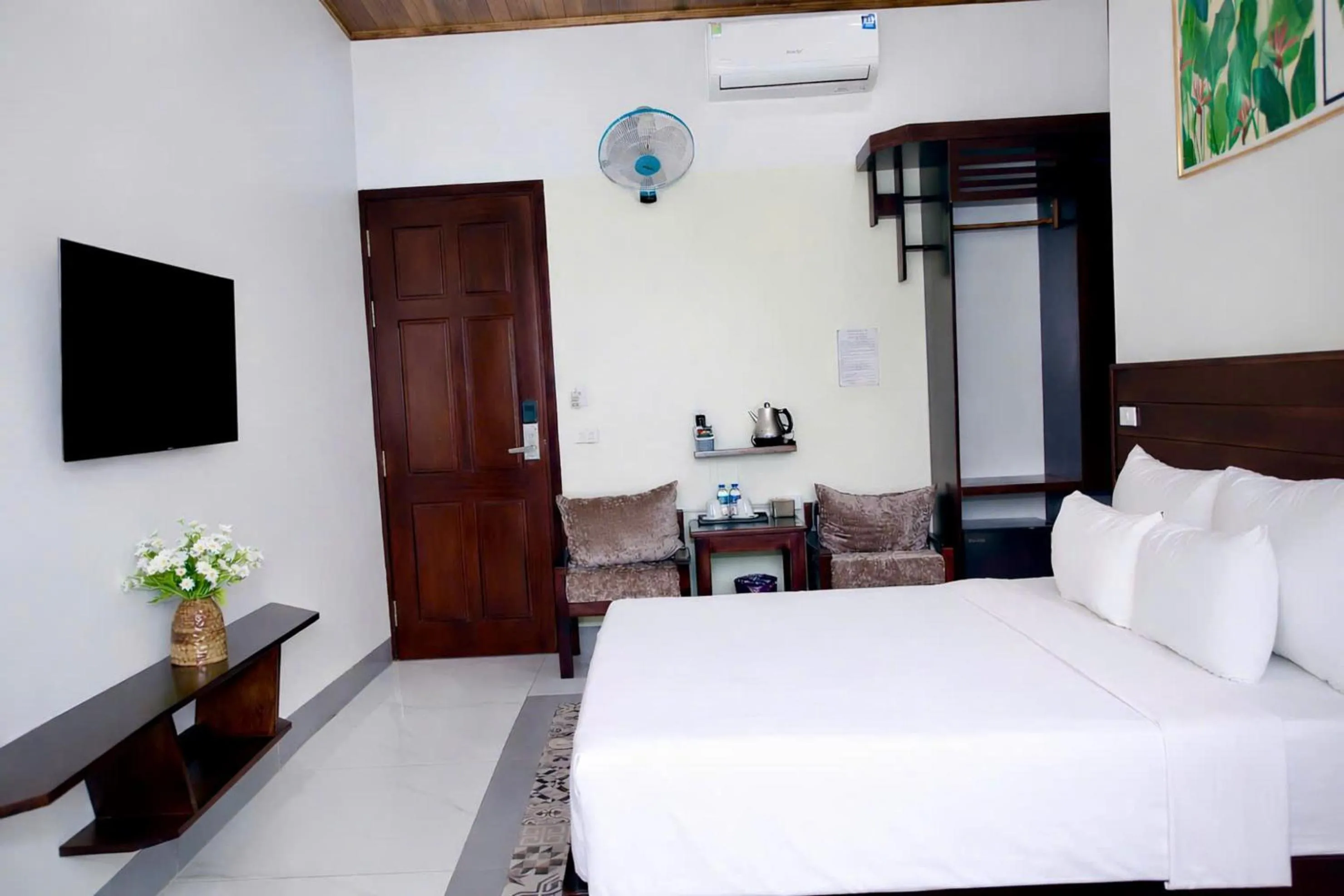 Photo of the whole room, Bed in Daisy's Villa TamCoc