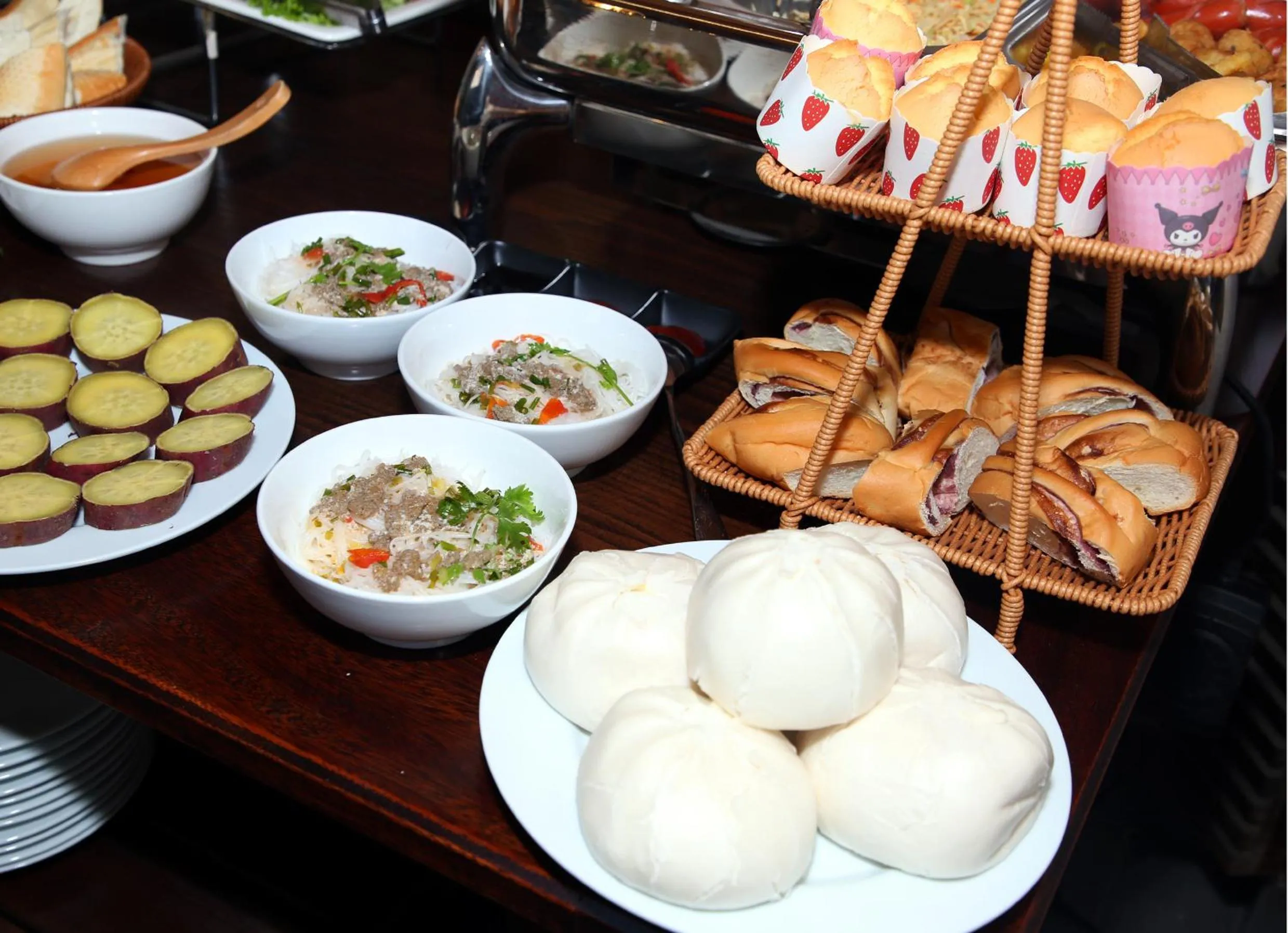 Buffet breakfast in Daisy's Villa TamCoc
