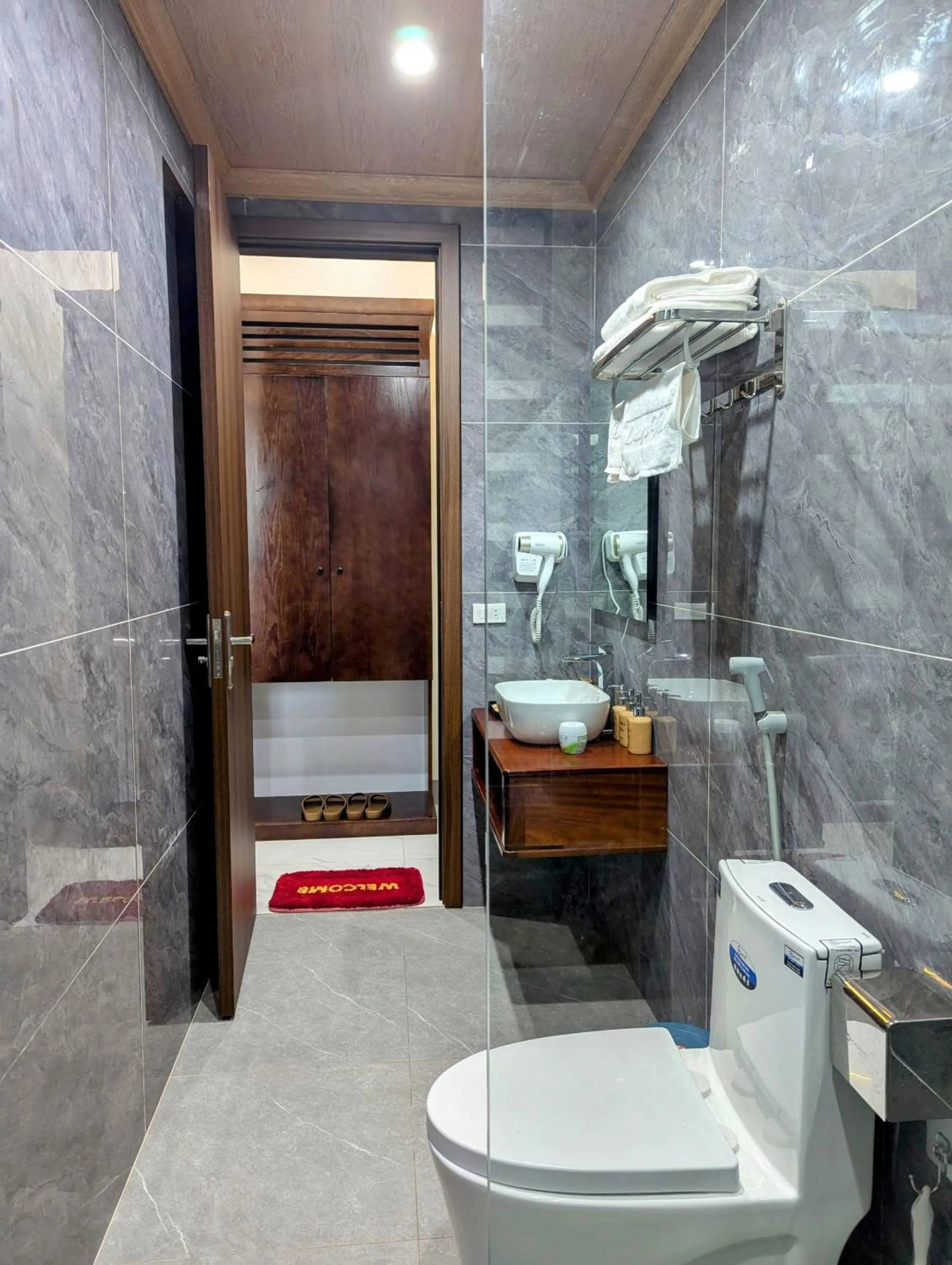 Toilet in Daisy's Villa TamCoc