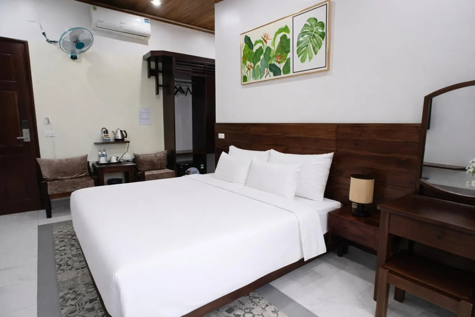 Photo of the whole room, Bed in Daisy's Villa TamCoc
