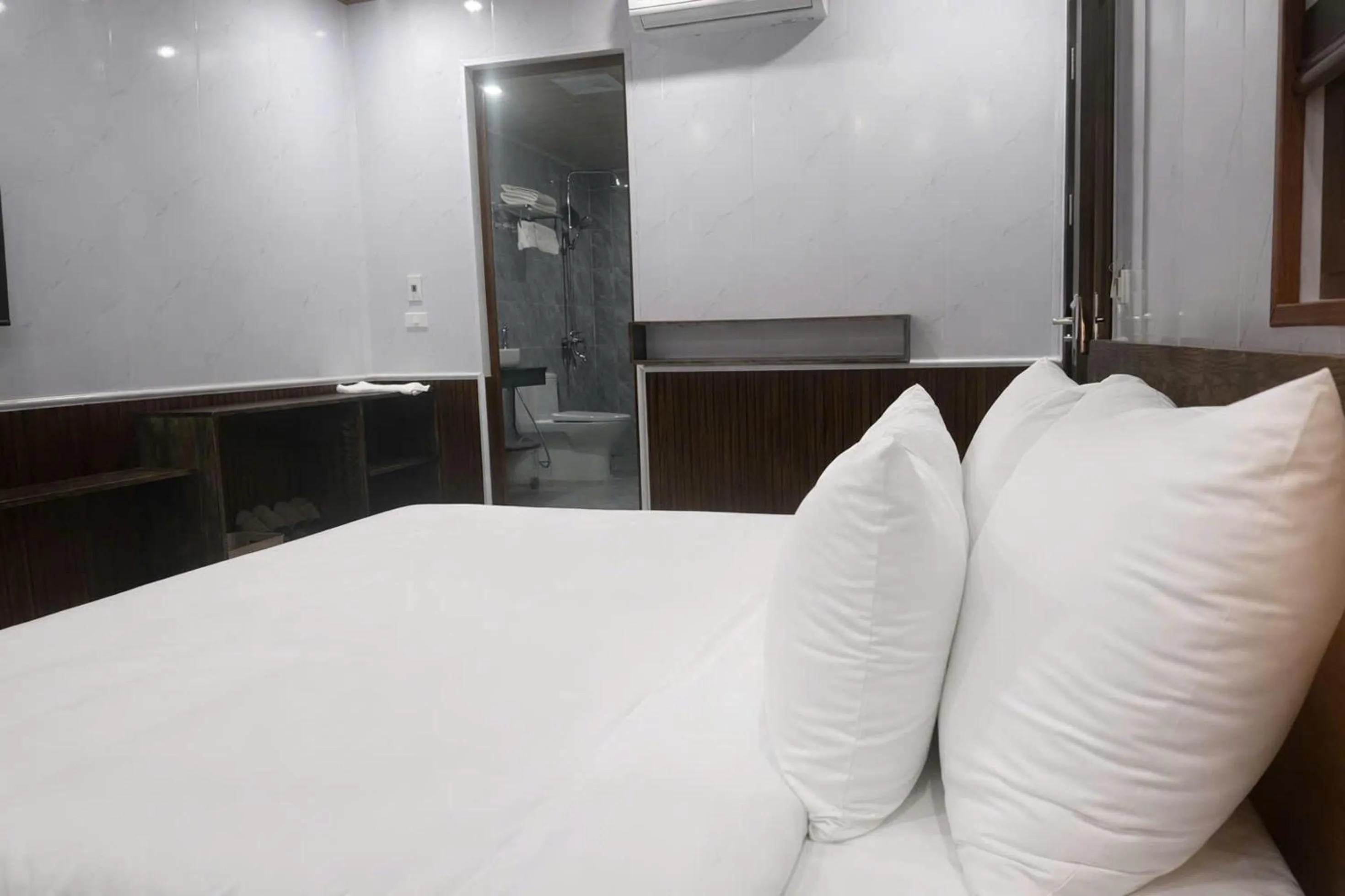 Photo of the whole room, Bed in Daisy's Villa TamCoc