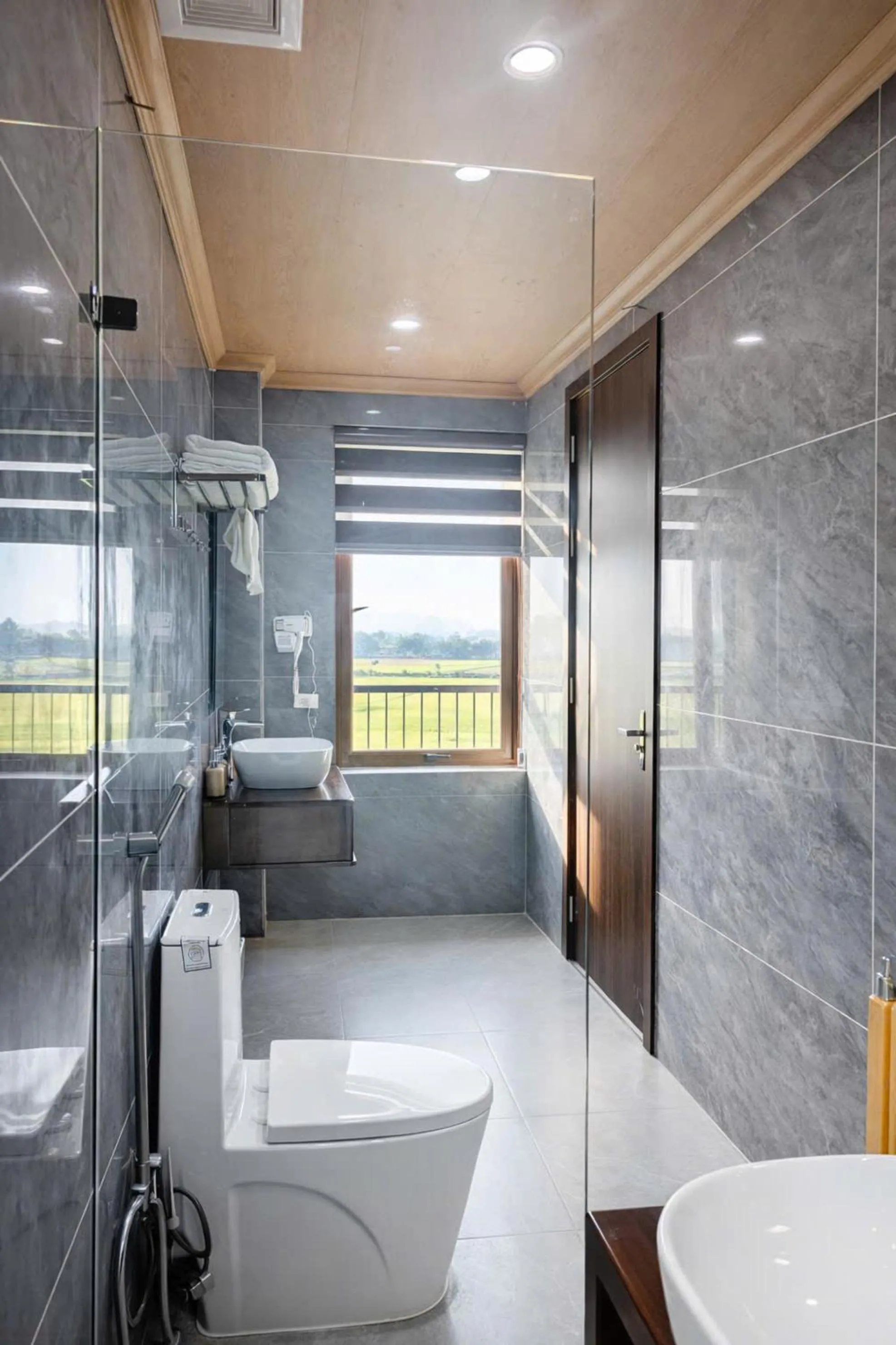 Toilet in Daisy's Villa TamCoc