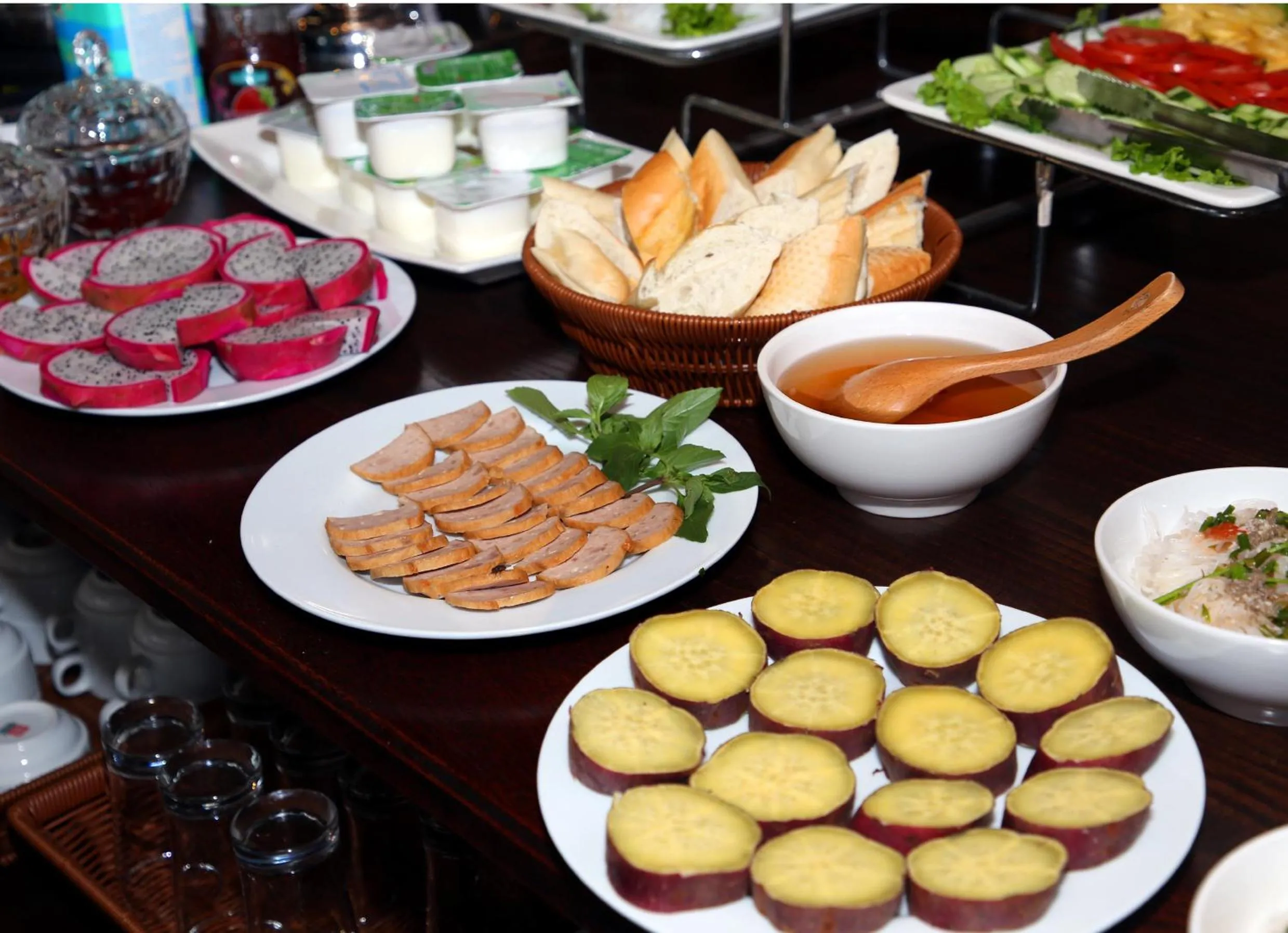 Buffet breakfast in Daisy's Villa TamCoc