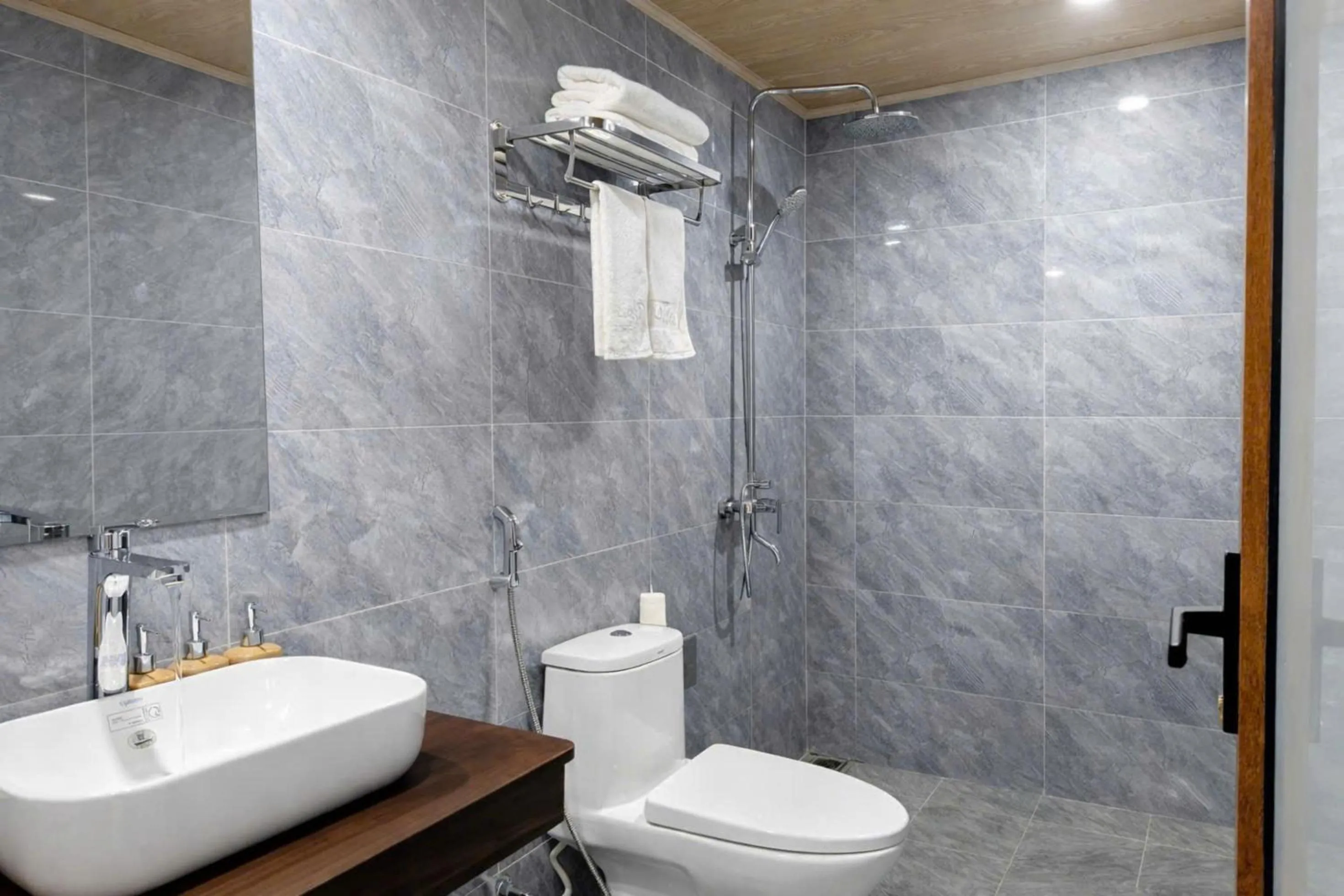 Toilet in Daisy's Villa TamCoc