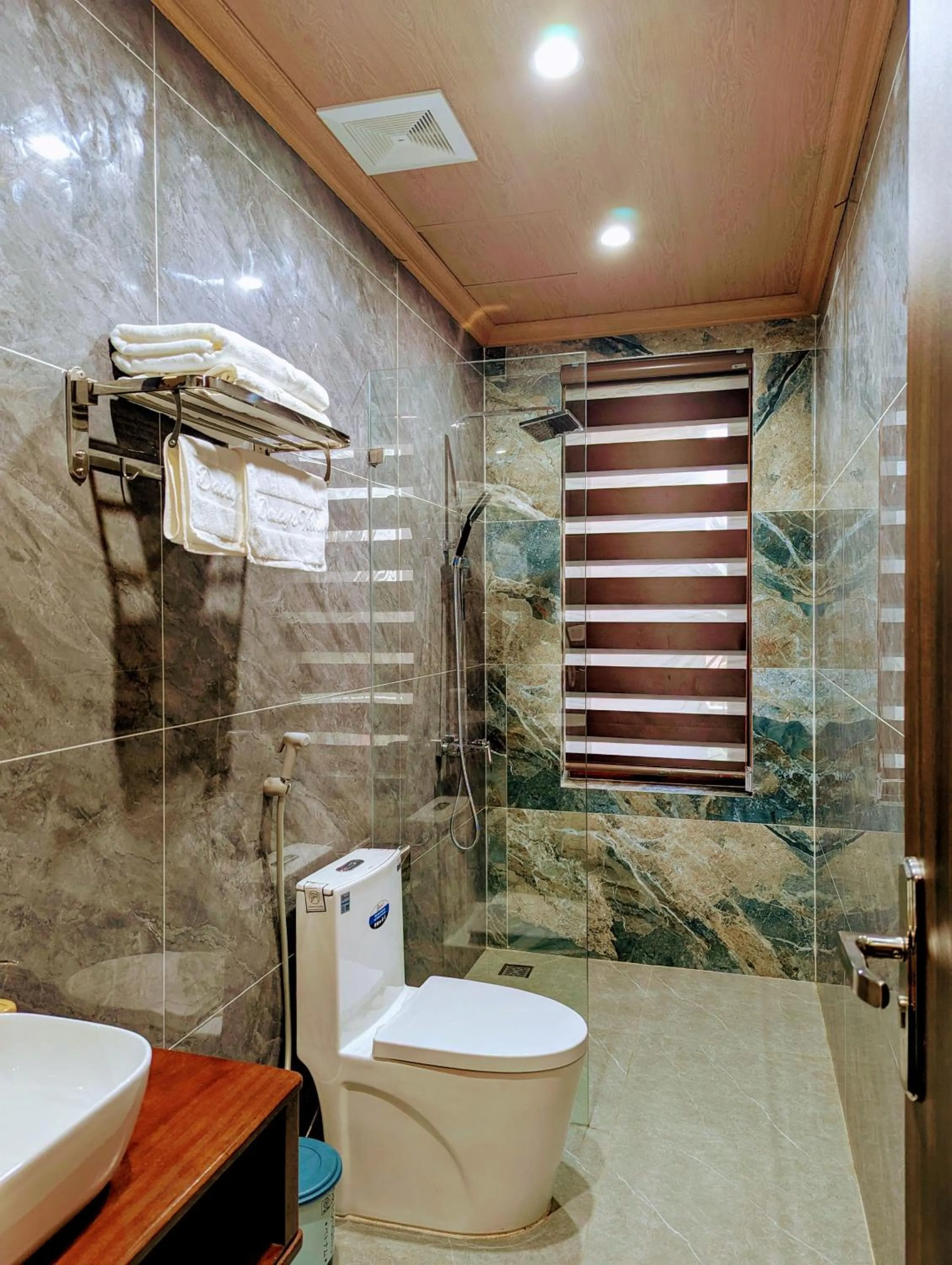 Bathroom in Daisy's Villa TamCoc